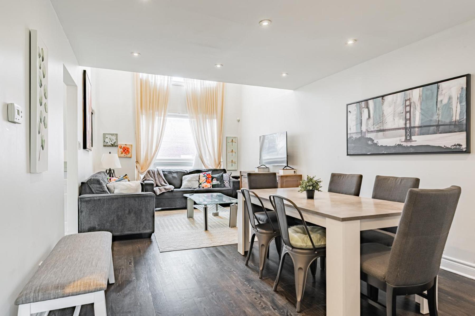 Parking! 5br House! 10min Walk To Eaton Center! 7min Walk To Yongedundas Subway Station!