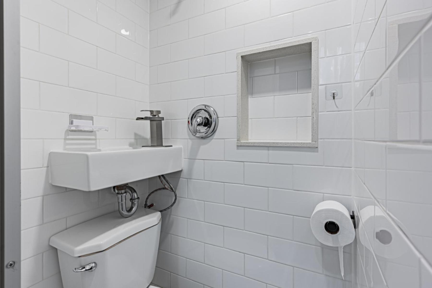 Parking! 5br House! 10min Walk To Eaton Center! 7min Walk To Yongedundas Subway Station! Villa