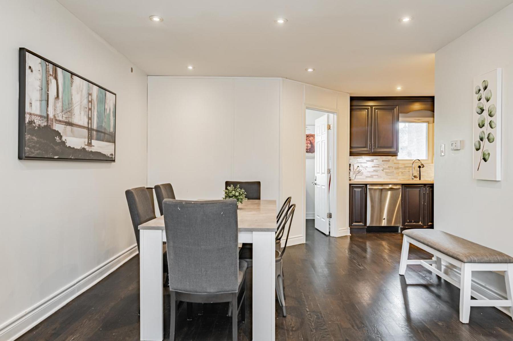 Villa Parking! 5br House! 10min Walk To Eaton Center! 7min Walk To Yongedundas Subway Station!