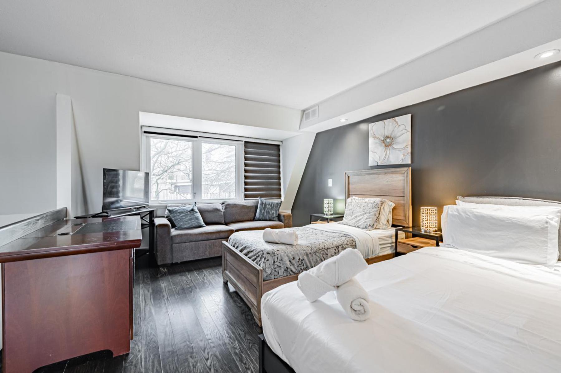 Villa Parking! 5br House! 10min Walk To Eaton Center! 7min Walk To Yongedundas Subway Station! Toronto