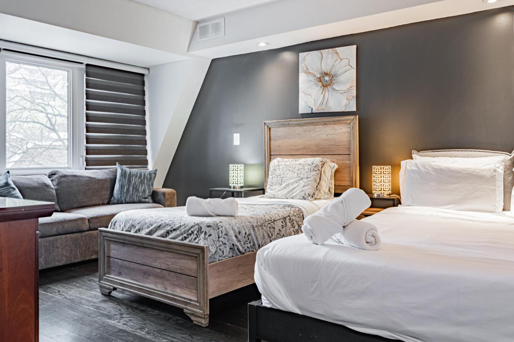 Parking! 5br House! 10min Walk To Eaton Center! 7min Walk To Yongedundas Subway Station! * Toronto