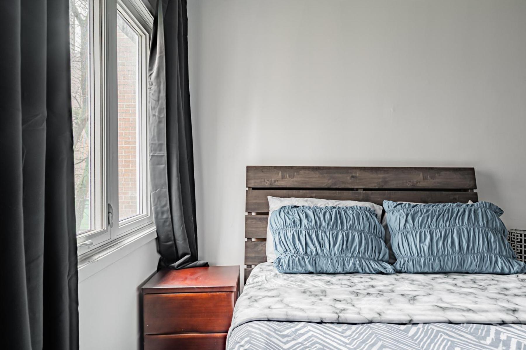 Parking! 5br House! 10min Walk To Eaton Center! 7min Walk To Yongedundas Subway Station!