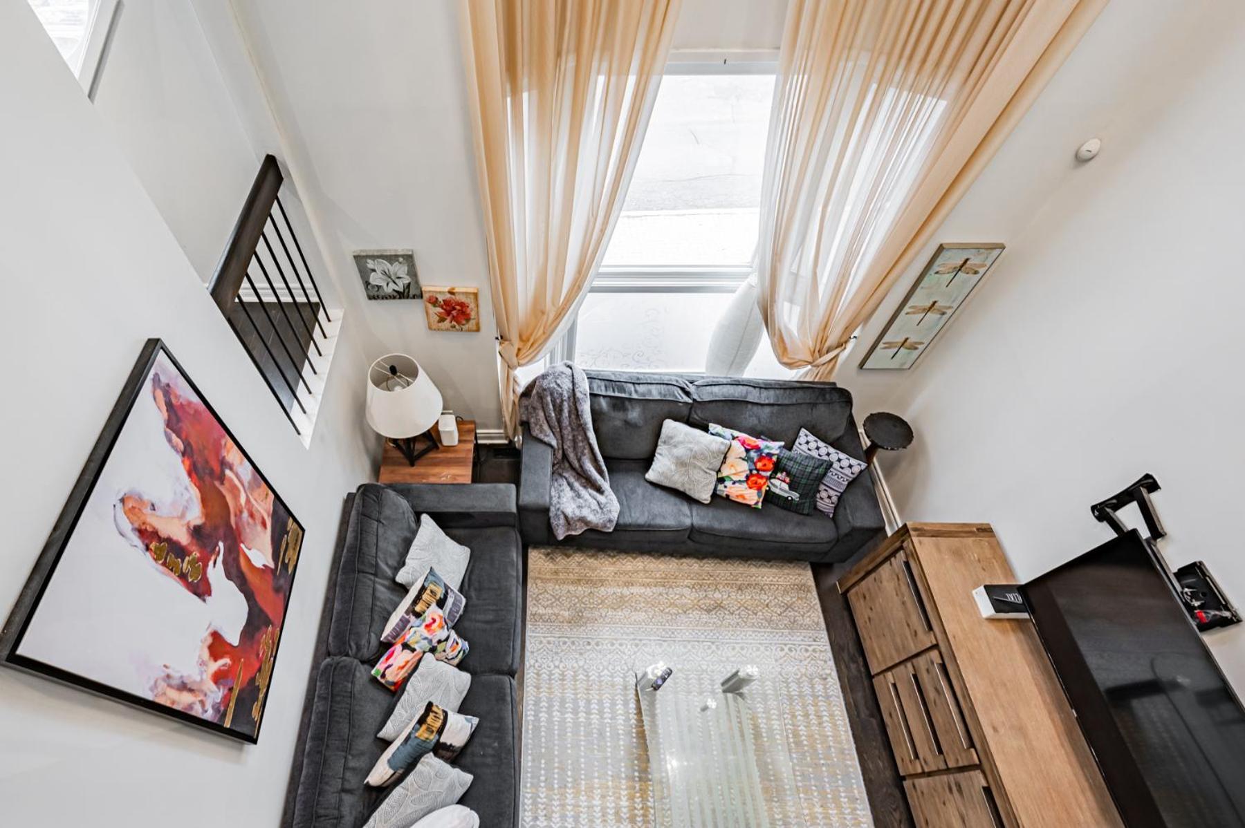 Villa Parking! 5br House! 10min Walk To Eaton Center! 7min Walk To Yongedundas Subway Station!