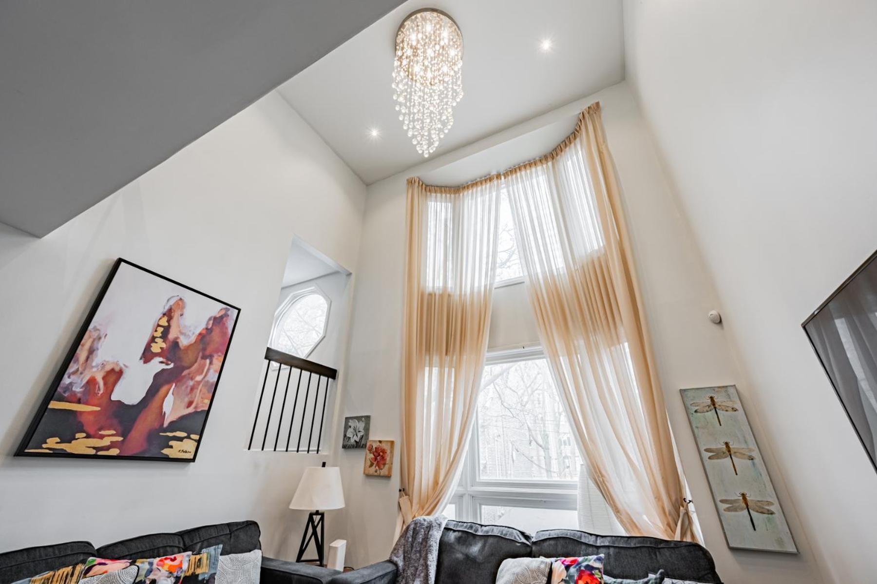 Parking! 5br House! 10min Walk To Eaton Center! 7min Walk To Yongedundas Subway Station! Villa *