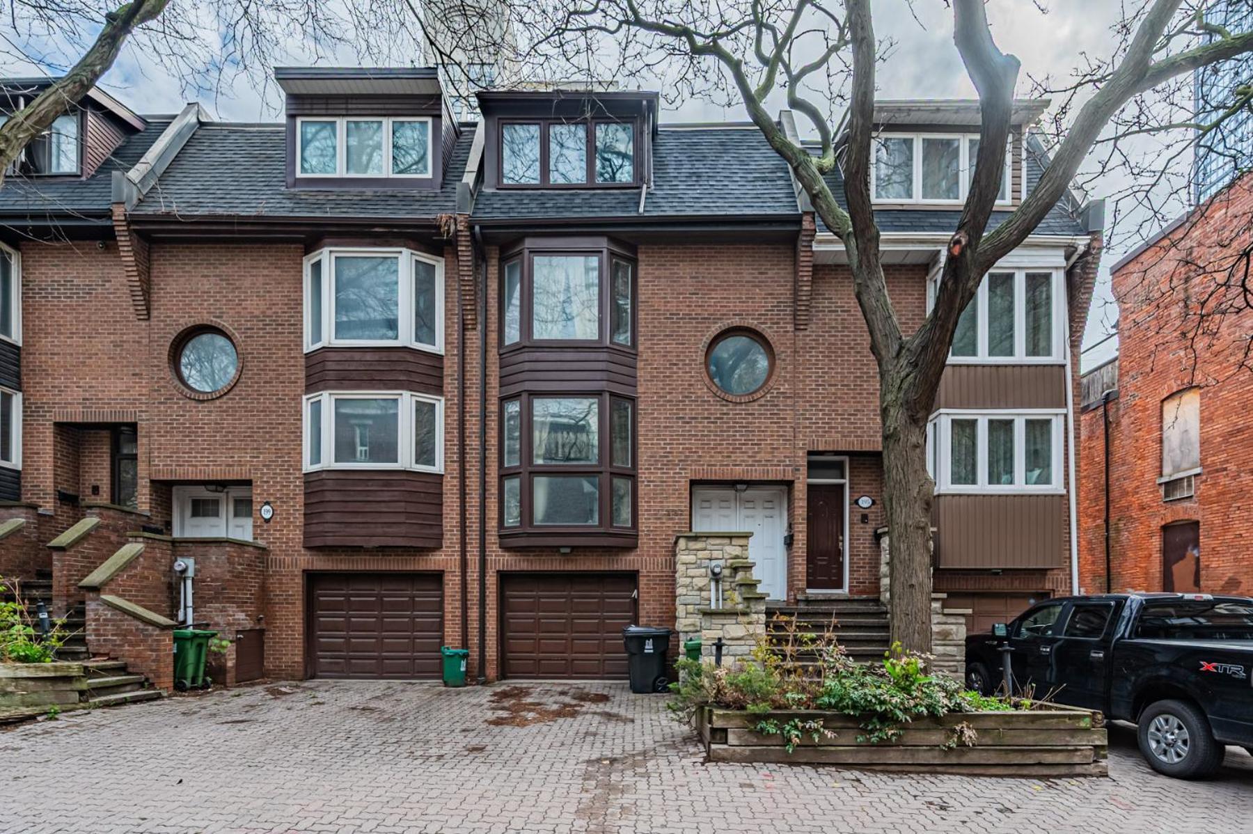 Villa Parking! 5br House! 10min Walk To Eaton Center! 7min Walk To Yongedundas Subway Station! *
