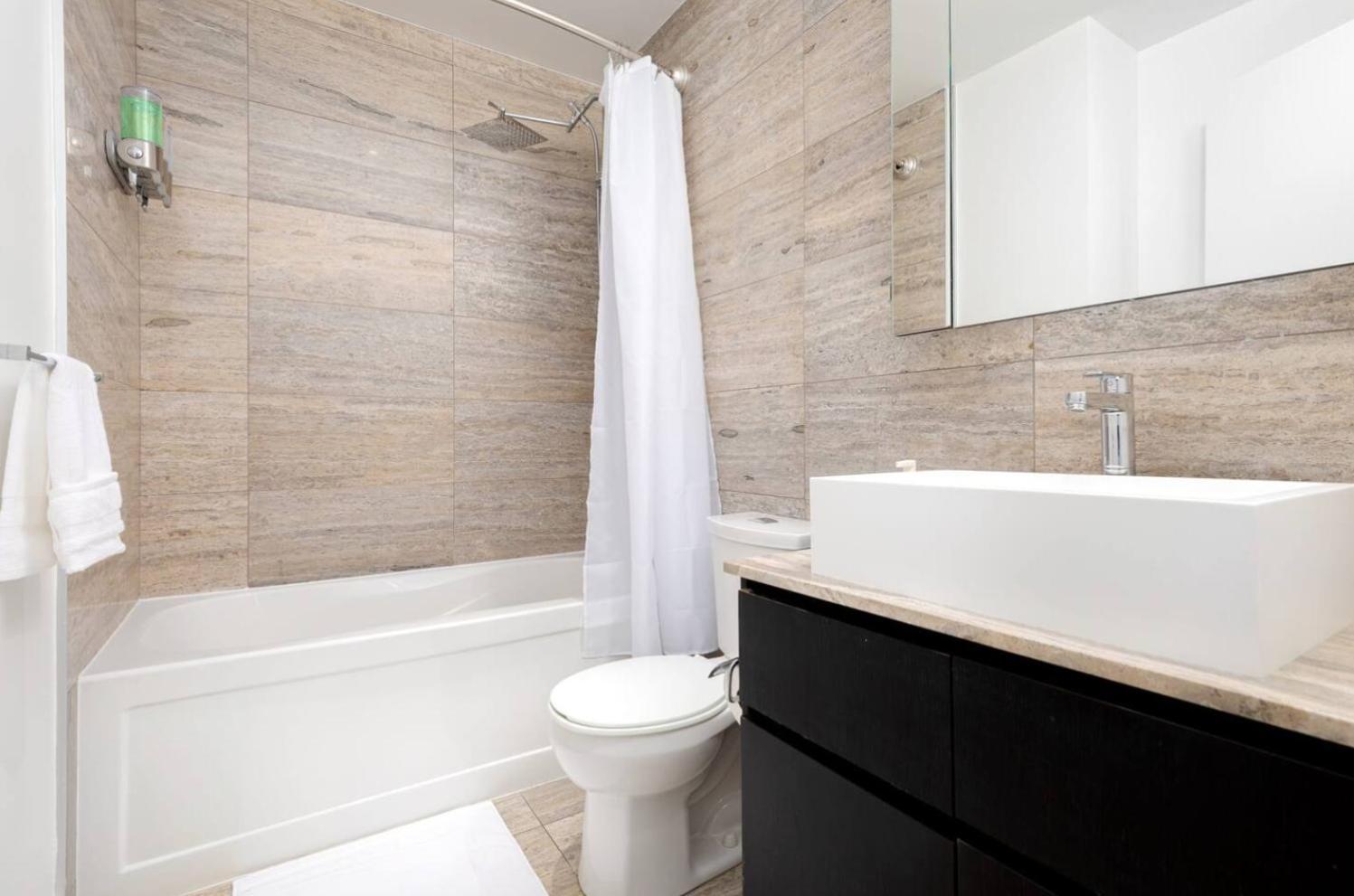 Spacious 1-bdr By Cn Tower 4 Guests, Parking Included Apartment