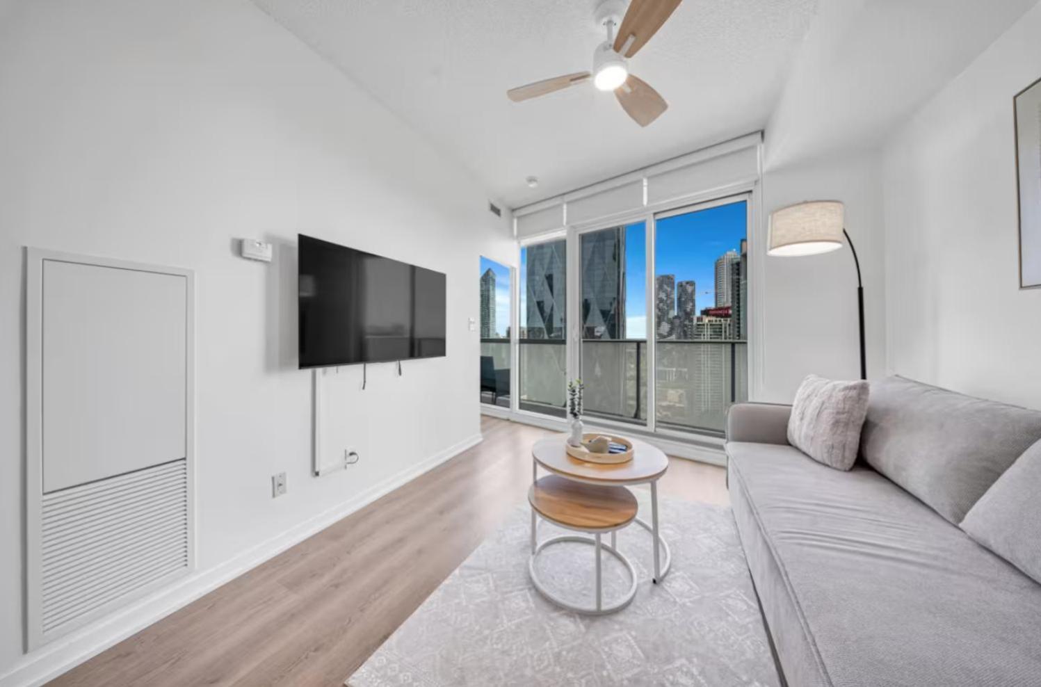 Spacious 1-bdr By Cn Tower 4 Guests, Parking Included Apartment