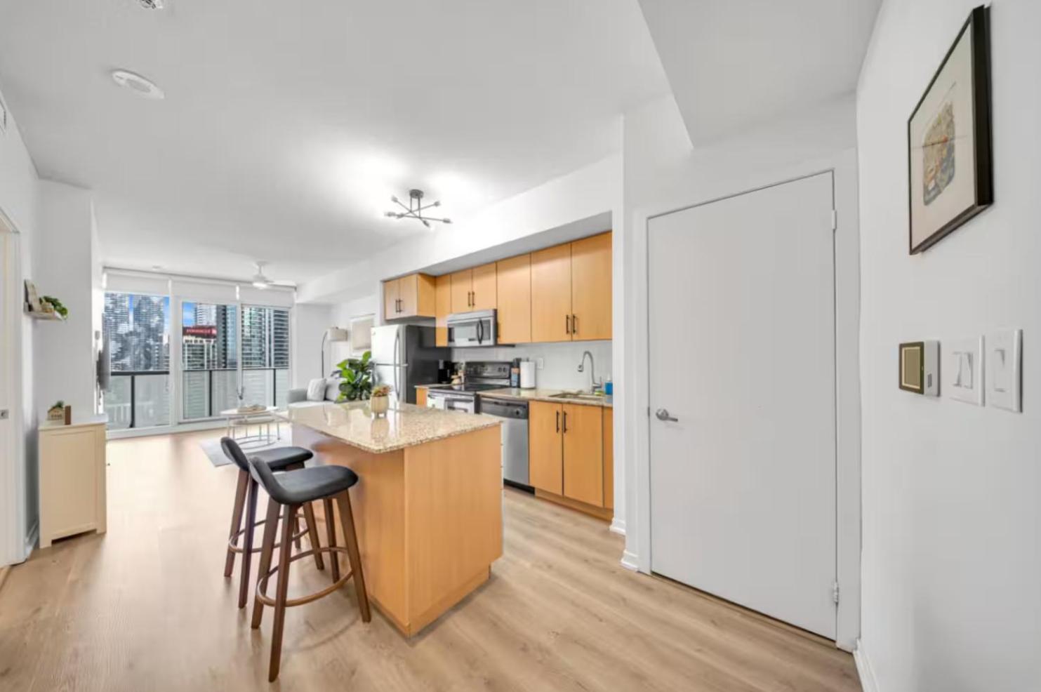 Spacious 1-bdr By Cn Tower 4 Guests, Parking Included Apartment *