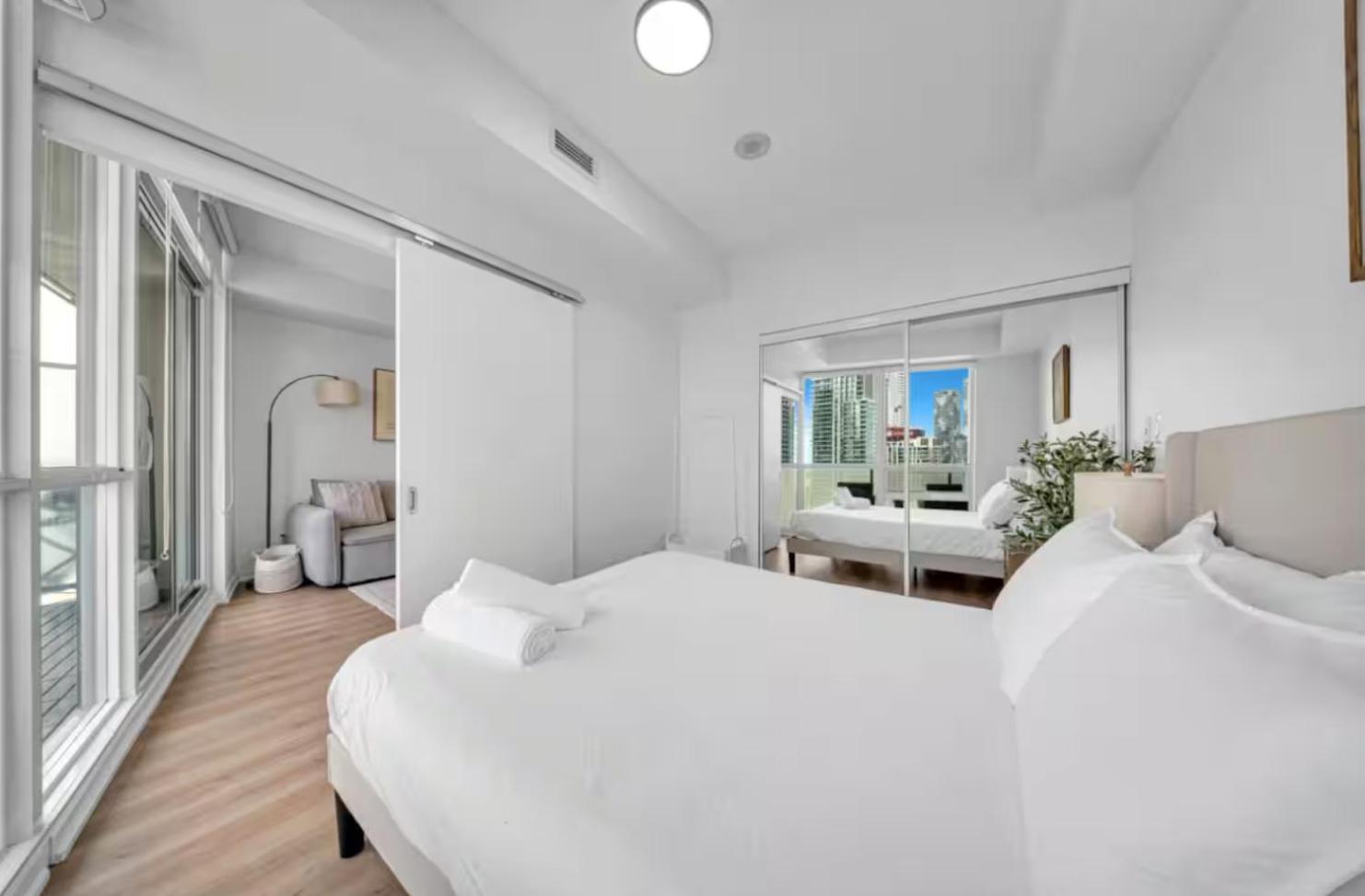 Spacious 1-bdr By Cn Tower 4 Guests, Parking Included *