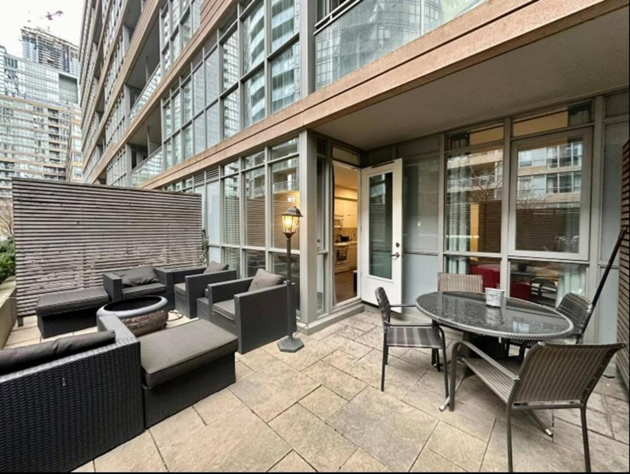 Kingbed & Bunkbed & Terrace Apartment Toronto