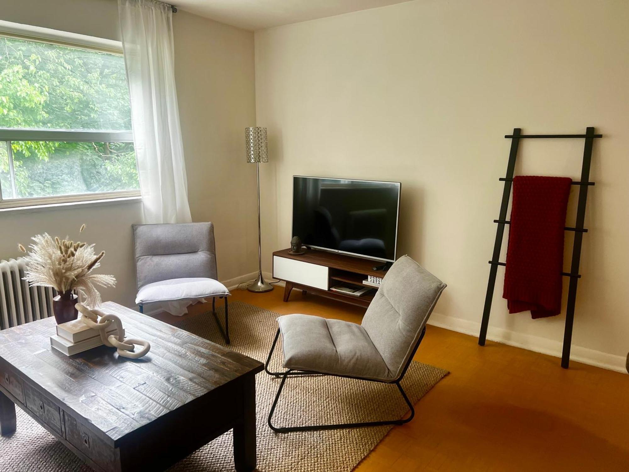 Cozy Upper Beaches Apartment *