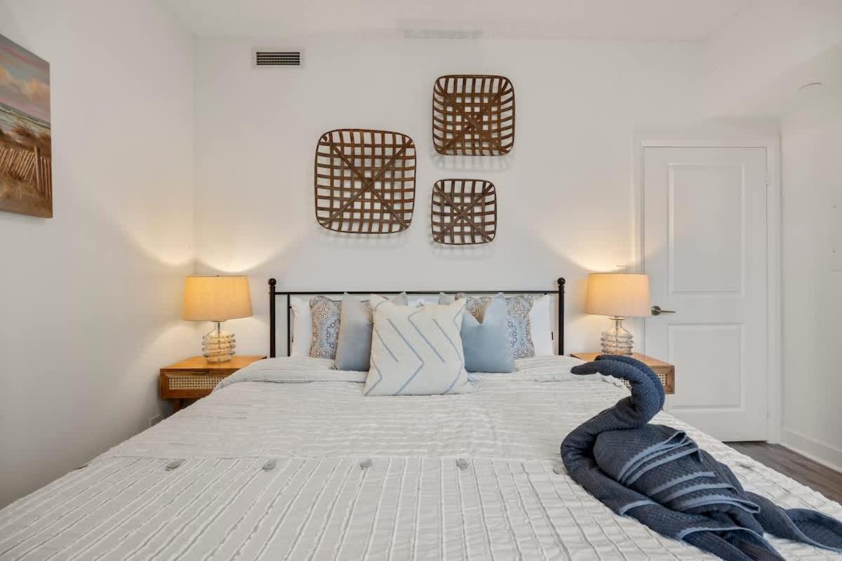 Charming With Private Terrace In Etobicoke *