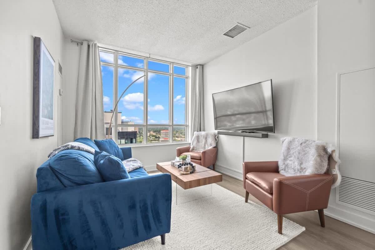 Gorgeous 2br Near Airport And Downtown Toronto