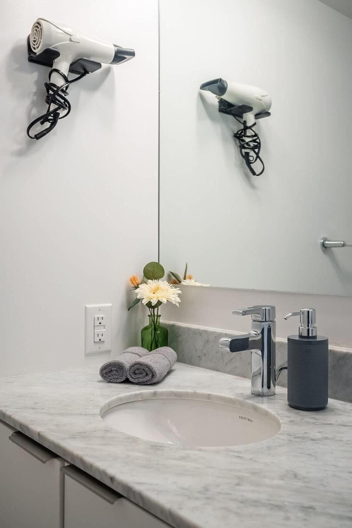 Cozy 1b Luxury Heart Of Holiday home Toronto