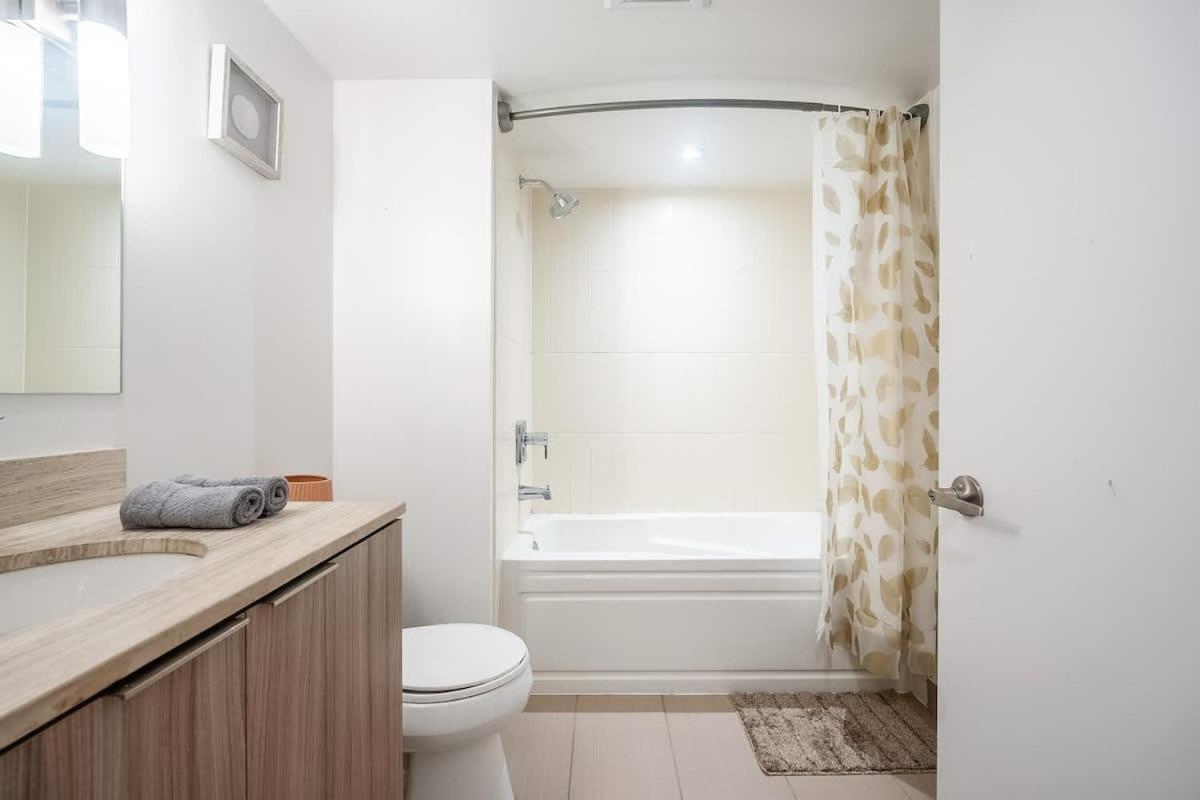 California King Bed In Heart Of Downtown Holiday home *