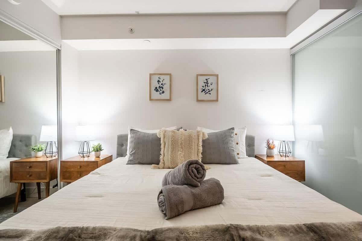 California King Bed In Heart Of Downtown * Toronto