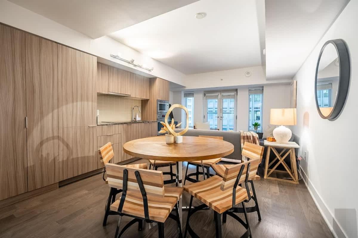 California King Bed In Heart Of Downtown Holiday home Toronto