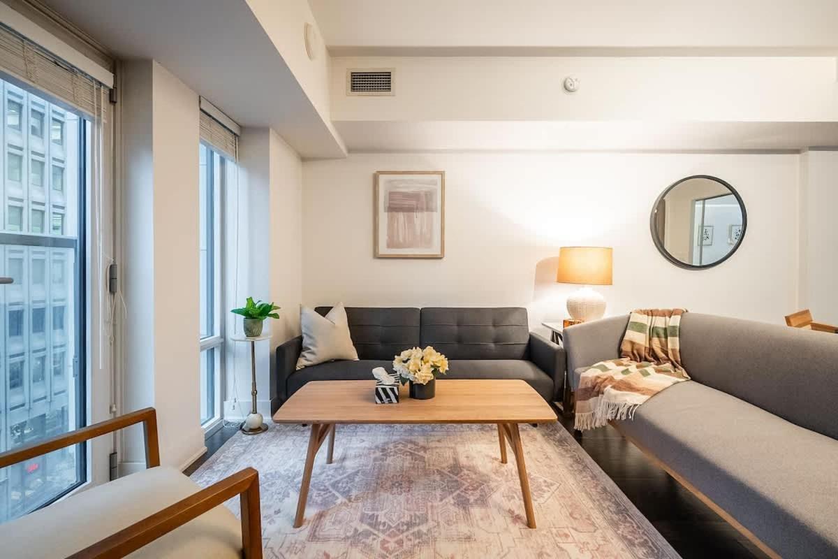 California King Bed In Heart Of Downtown *