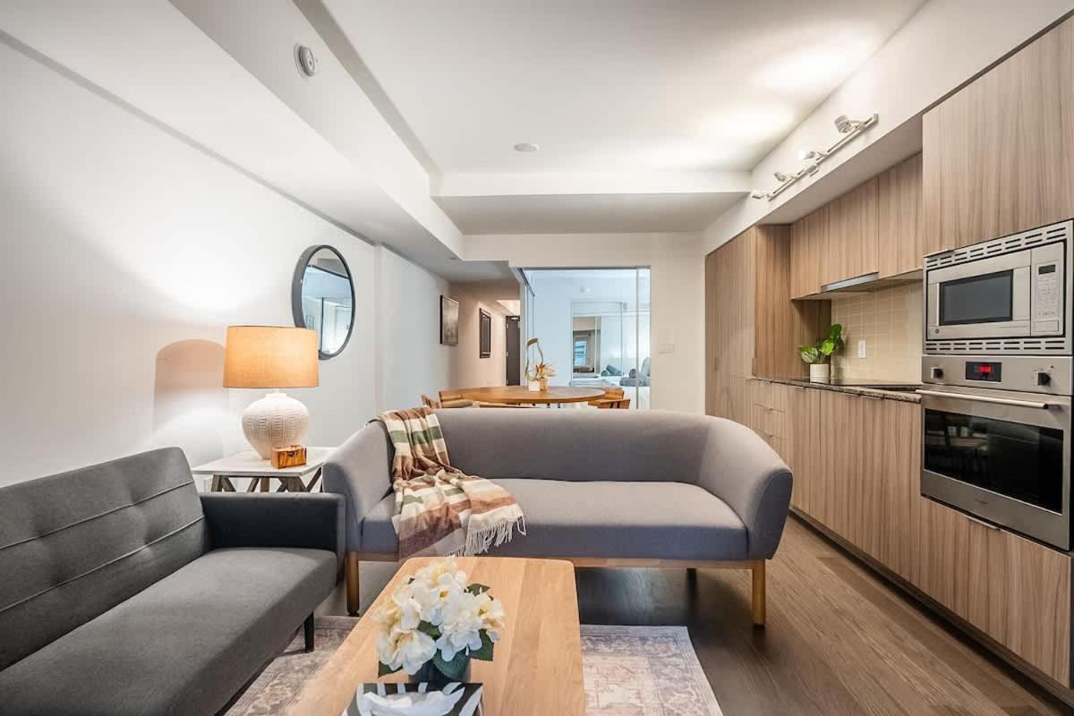 California King Bed In Heart Of Downtown Toronto