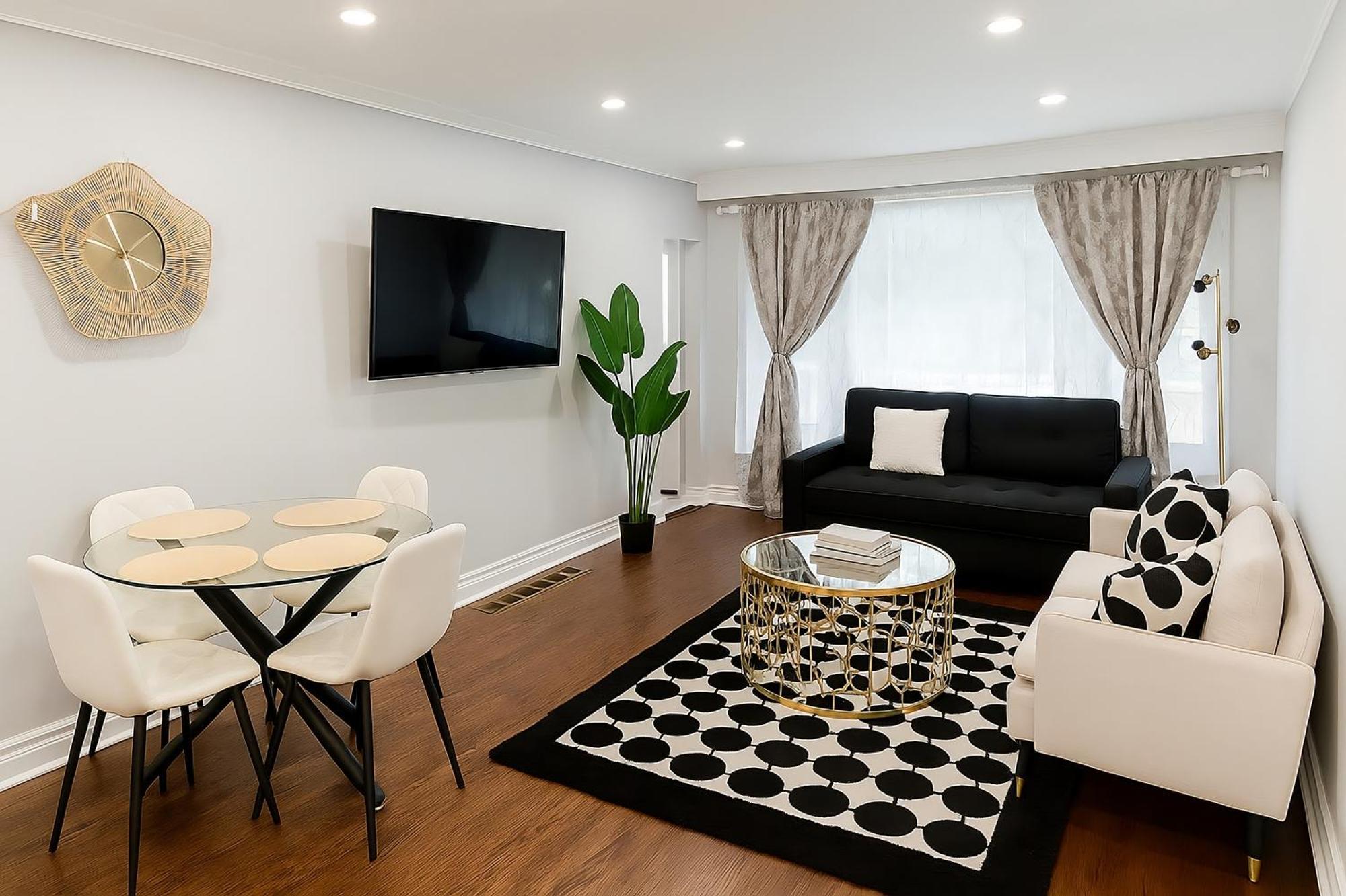 Newly Renovated Modern 3Br North York Bungalow Close To Rogers Stadium, Ttc Subway Access, Plus Wifi, Free Parking, Full Kitchen, Perfect For Family Travel, Group Trips Or Work Stays! Ferienhaus
