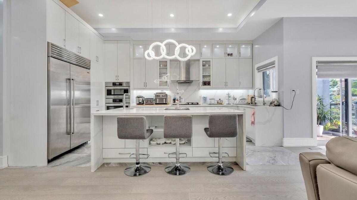 Cozy House In Villa Toronto
