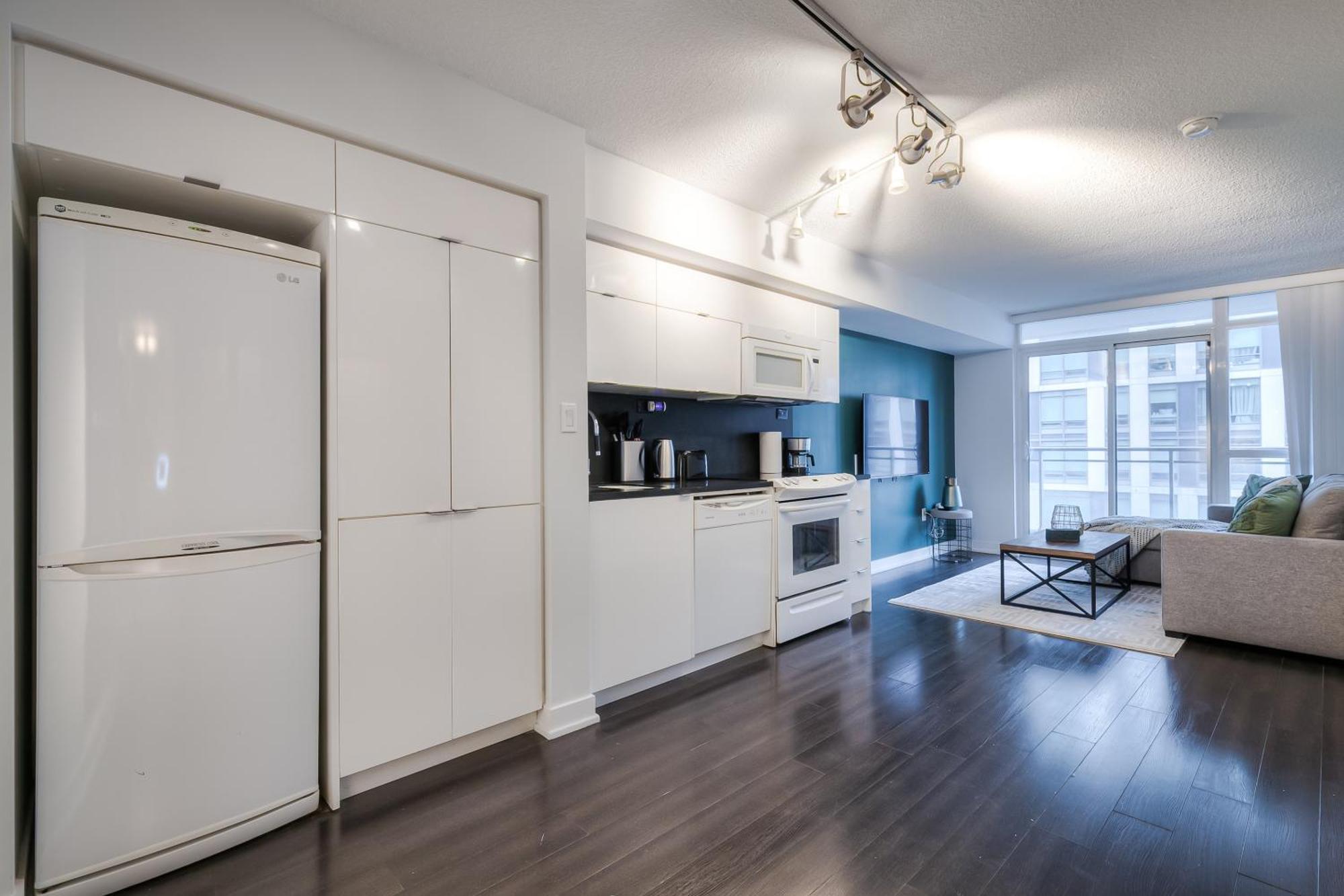 Elegant 2br, Accommodates 8, Free Parking, Near Cn Tower