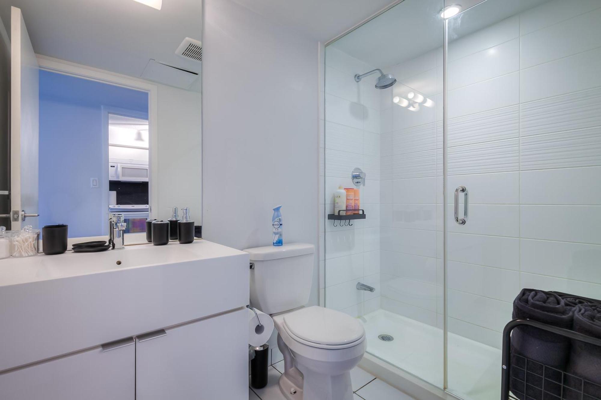 Apartment Elegant 2br, Accommodates 8, Free Parking, Near Cn Tower Toronto
