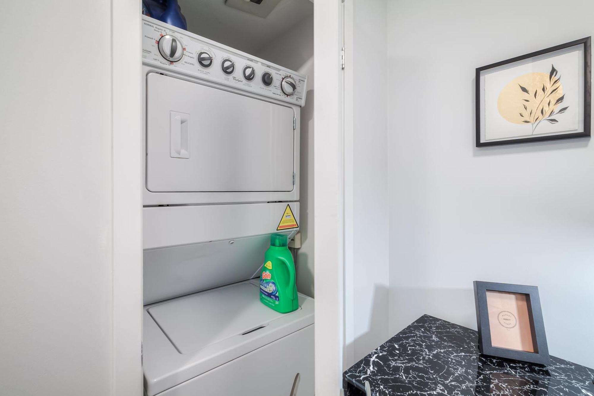 Elegant 2br, Accommodates 8, Free Parking, Near Cn Tower Apartment