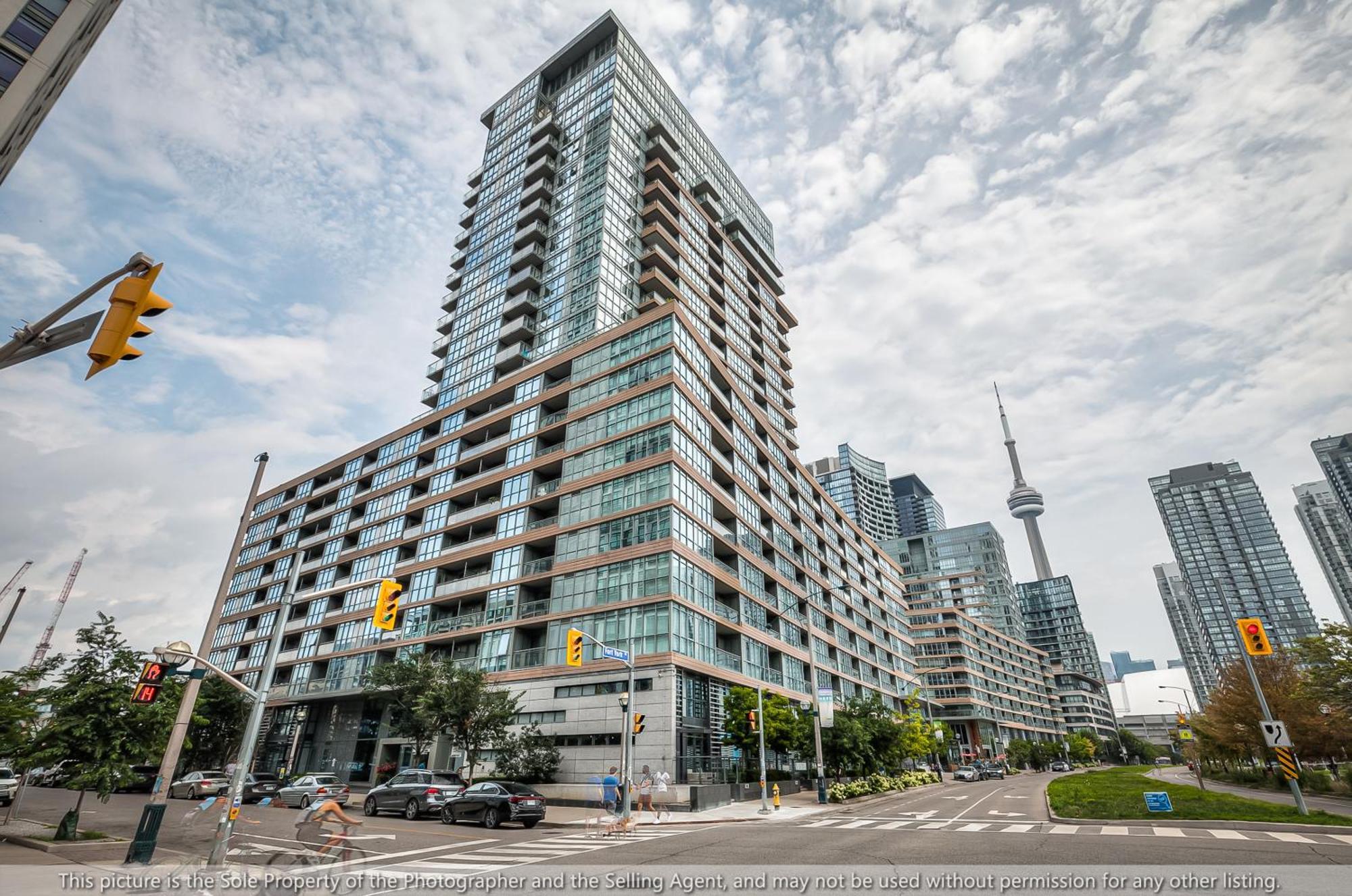 Apartment Elegant 2br, Accommodates 8, Free Parking, Near Cn Tower Toronto