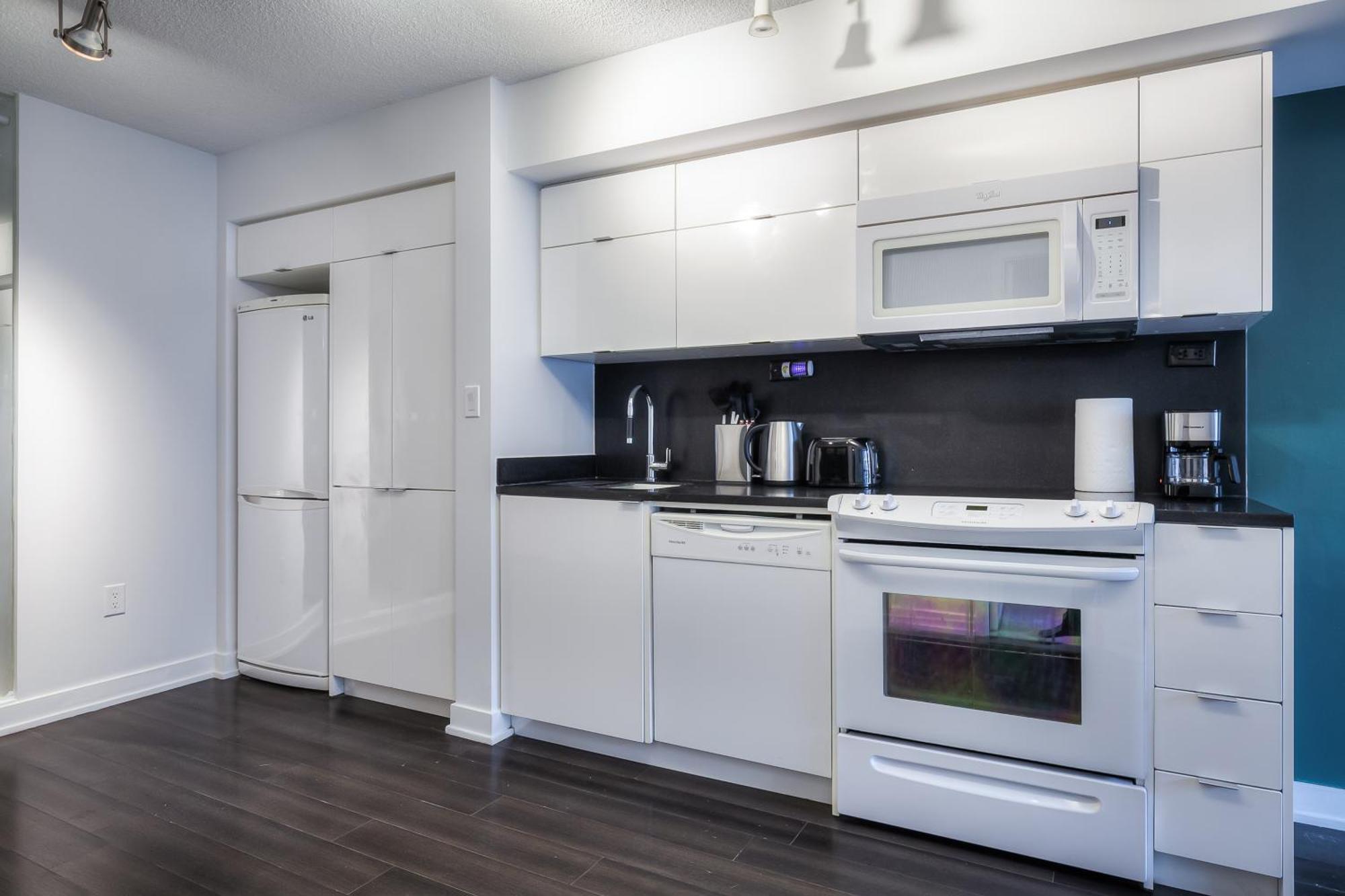 Elegant 2br, Accommodates 8, Free Parking, Near Cn Tower Toronto