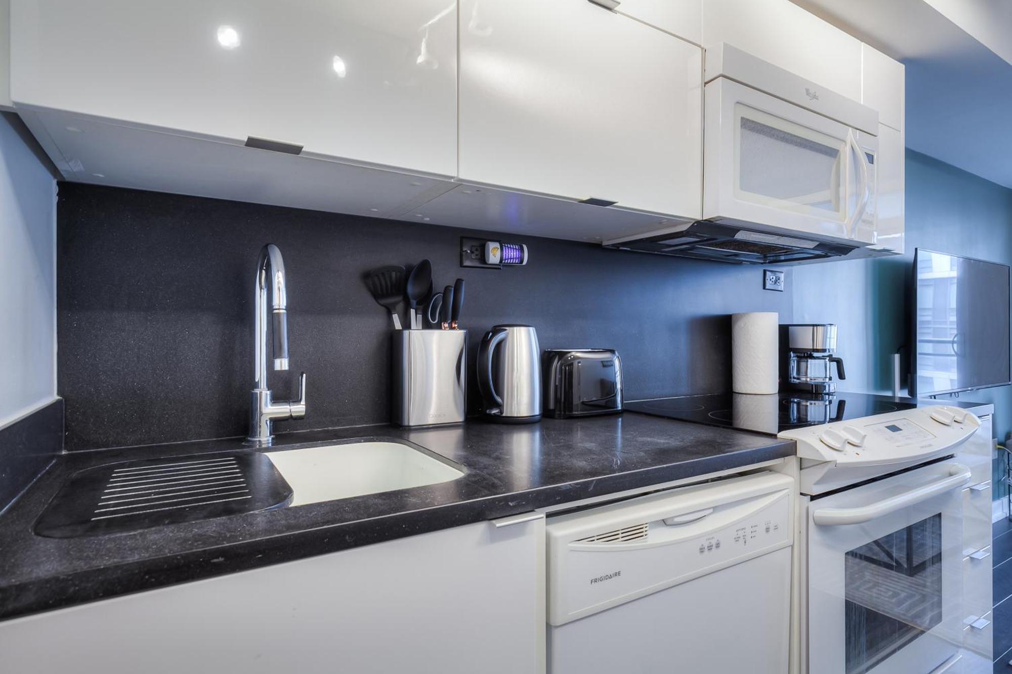 Elegant 2br, Accommodates 8, Free Parking, Near Cn Tower * Toronto