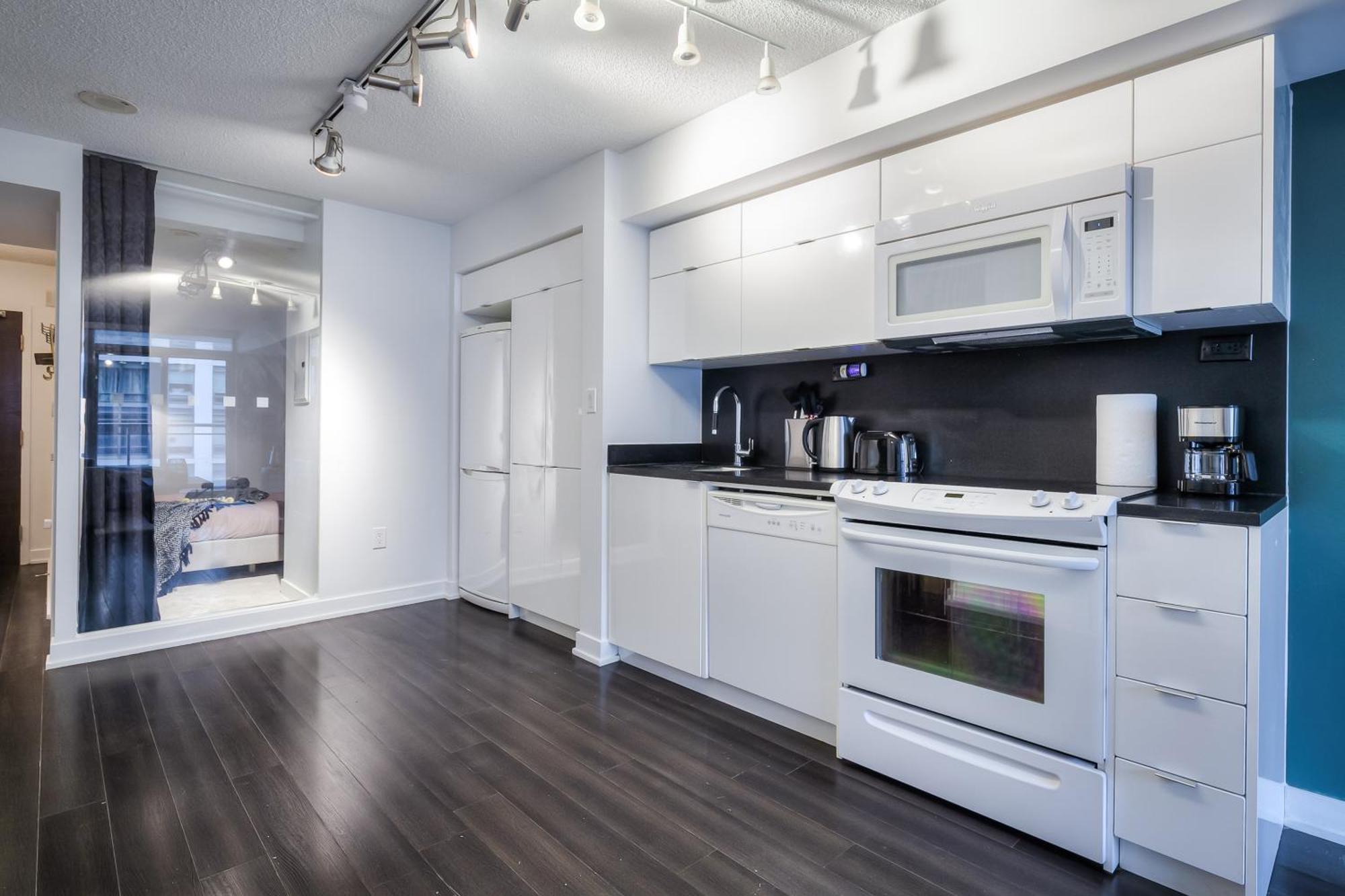 Apartment Elegant 2br, Accommodates 8, Free Parking, Near Cn Tower