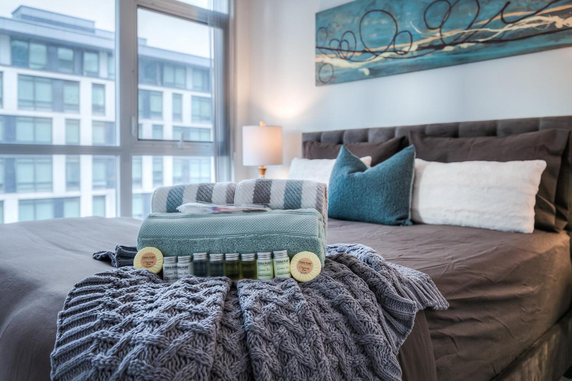 Elegant 2br, Accommodates 8, Free Parking, Near Cn Tower *