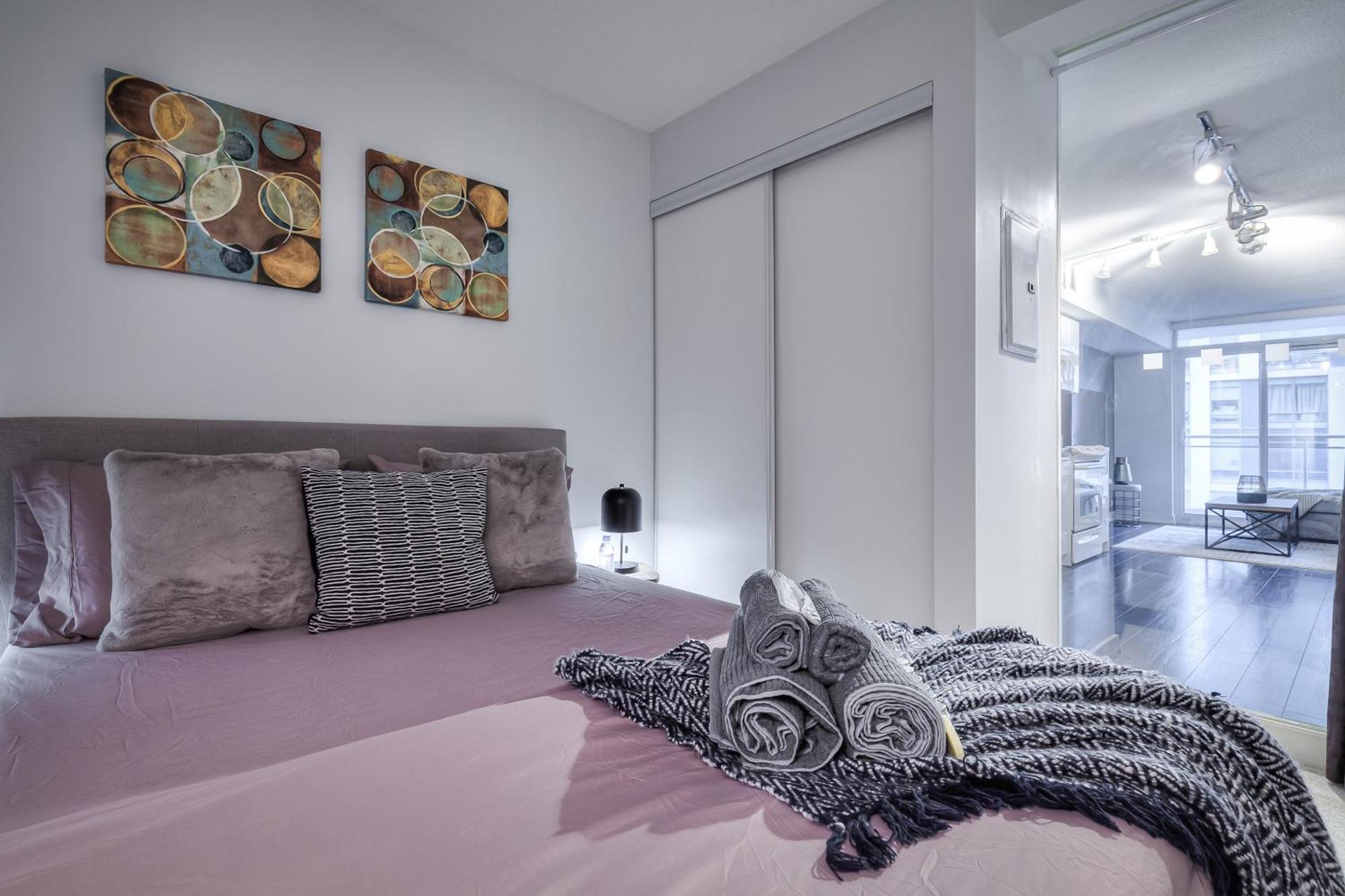 Elegant 2br, Accommodates 8, Free Parking, Near Cn Tower Apartment