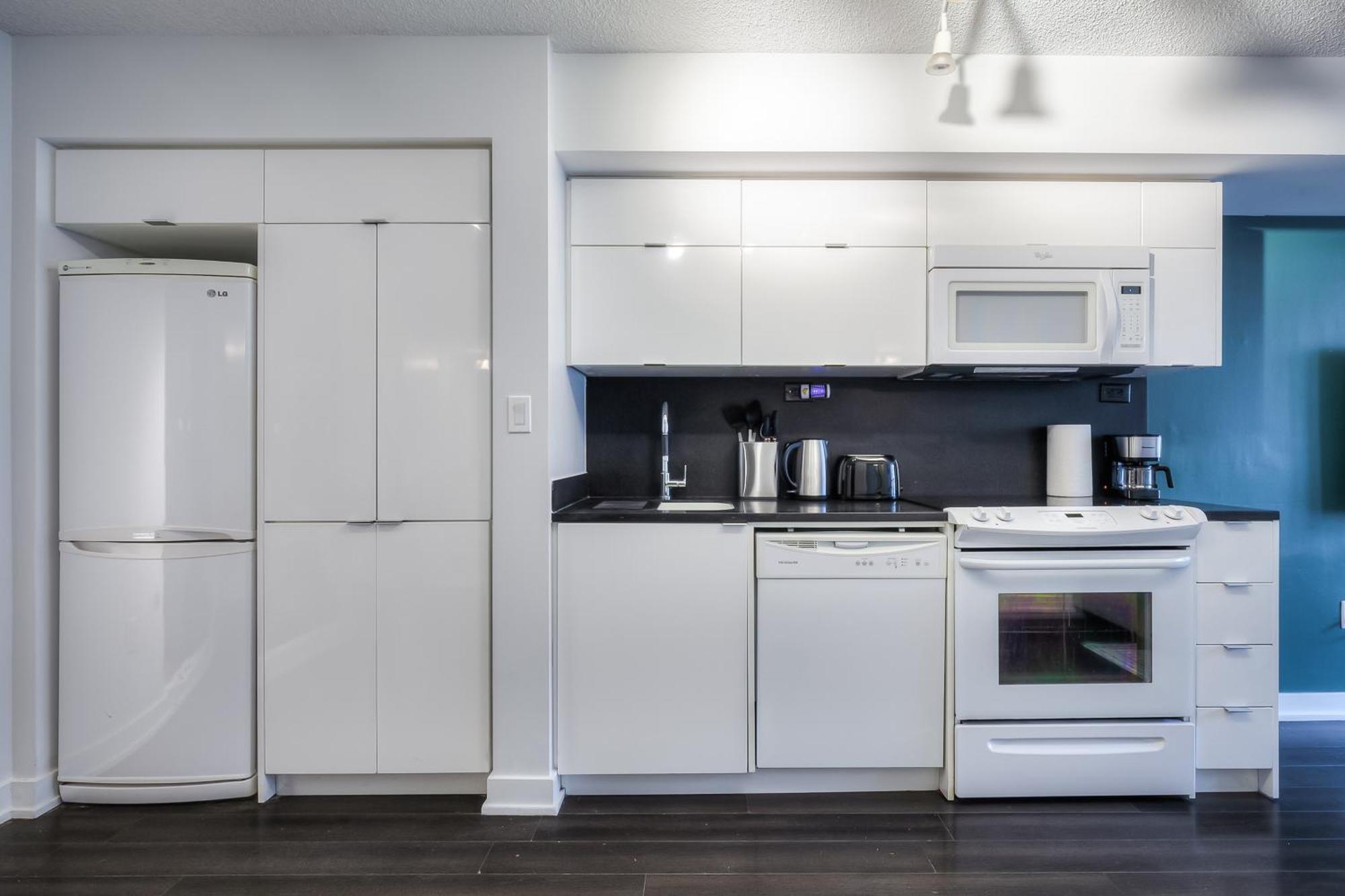 Apartment Elegant 2br, Accommodates 8, Free Parking, Near Cn Tower