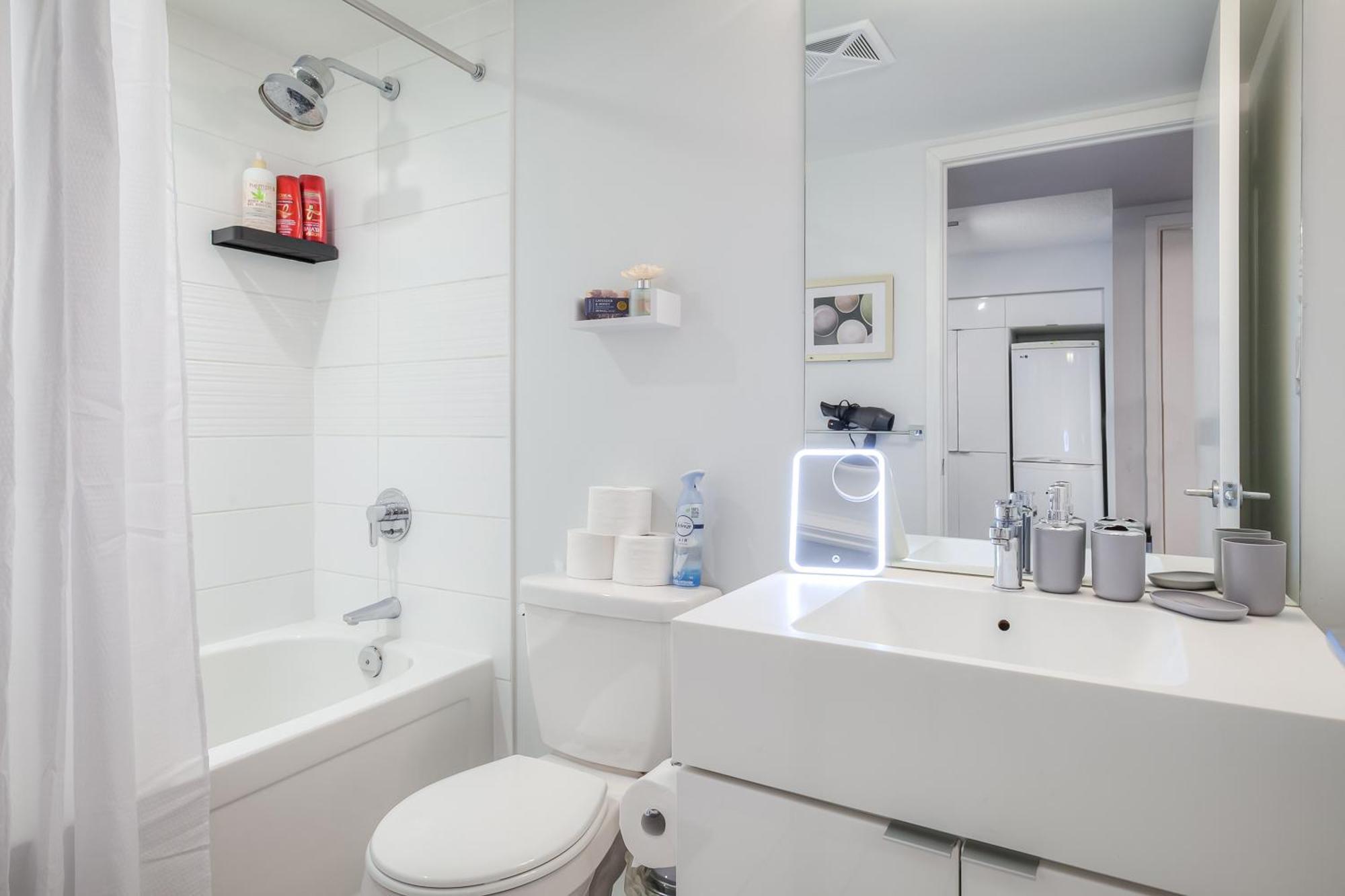 Elegant 2br, Accommodates 8, Free Parking, Near Cn Tower Apartment