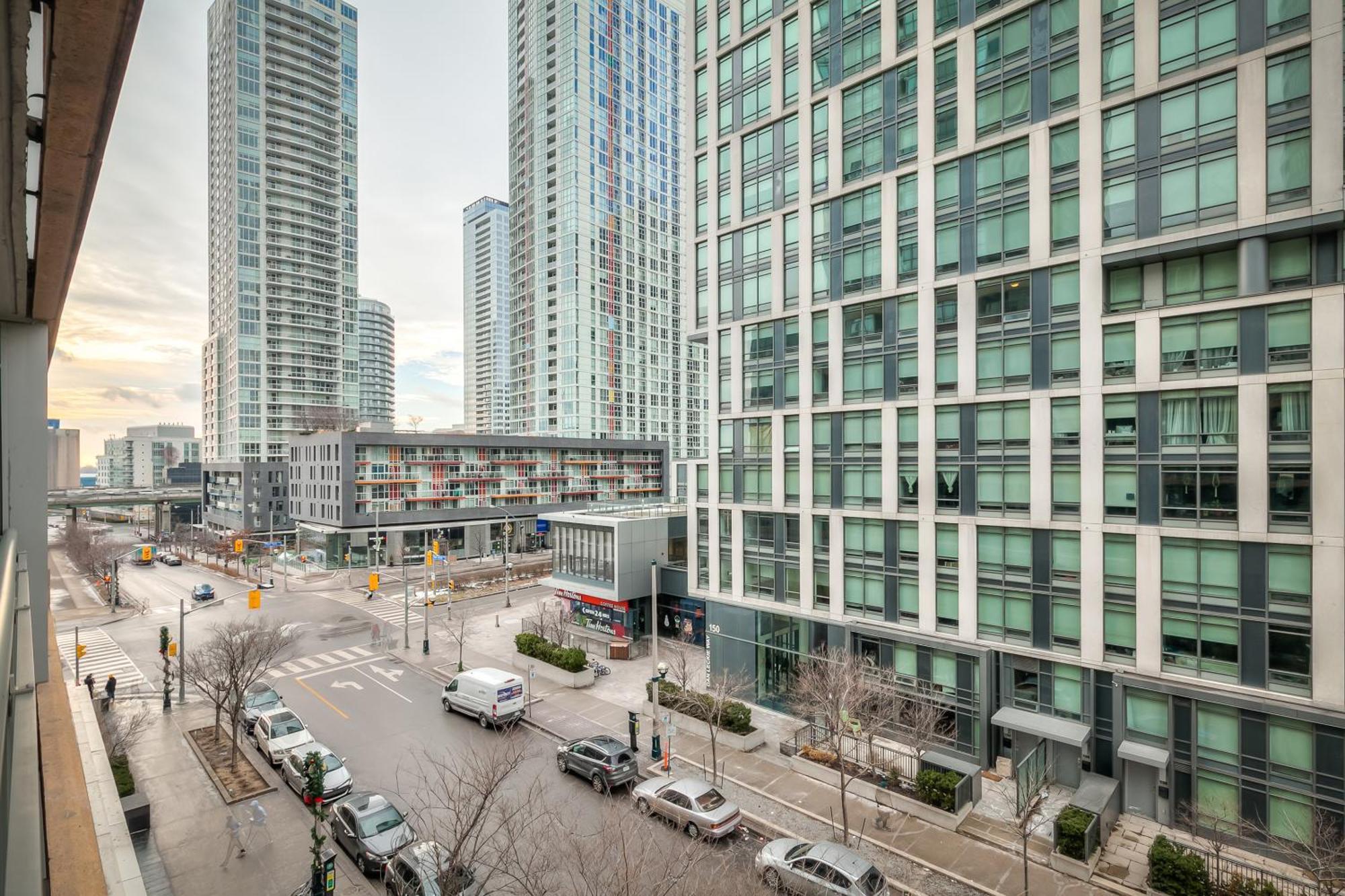 Elegant 2br, Accommodates 8, Free Parking, Near Cn Tower Apartment *