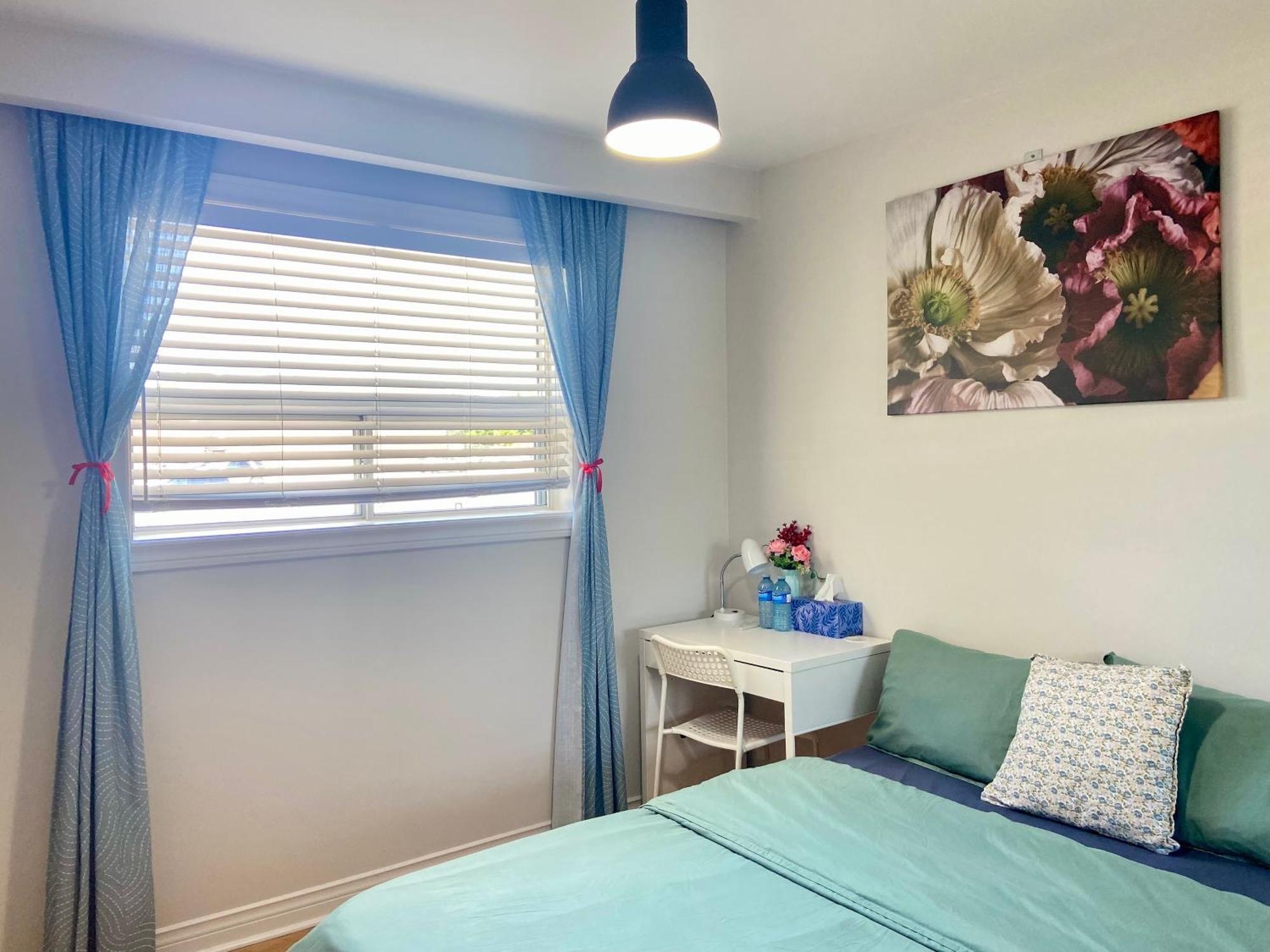 Sunny House - Main Floor, Free Parking, In Guest house Toronto