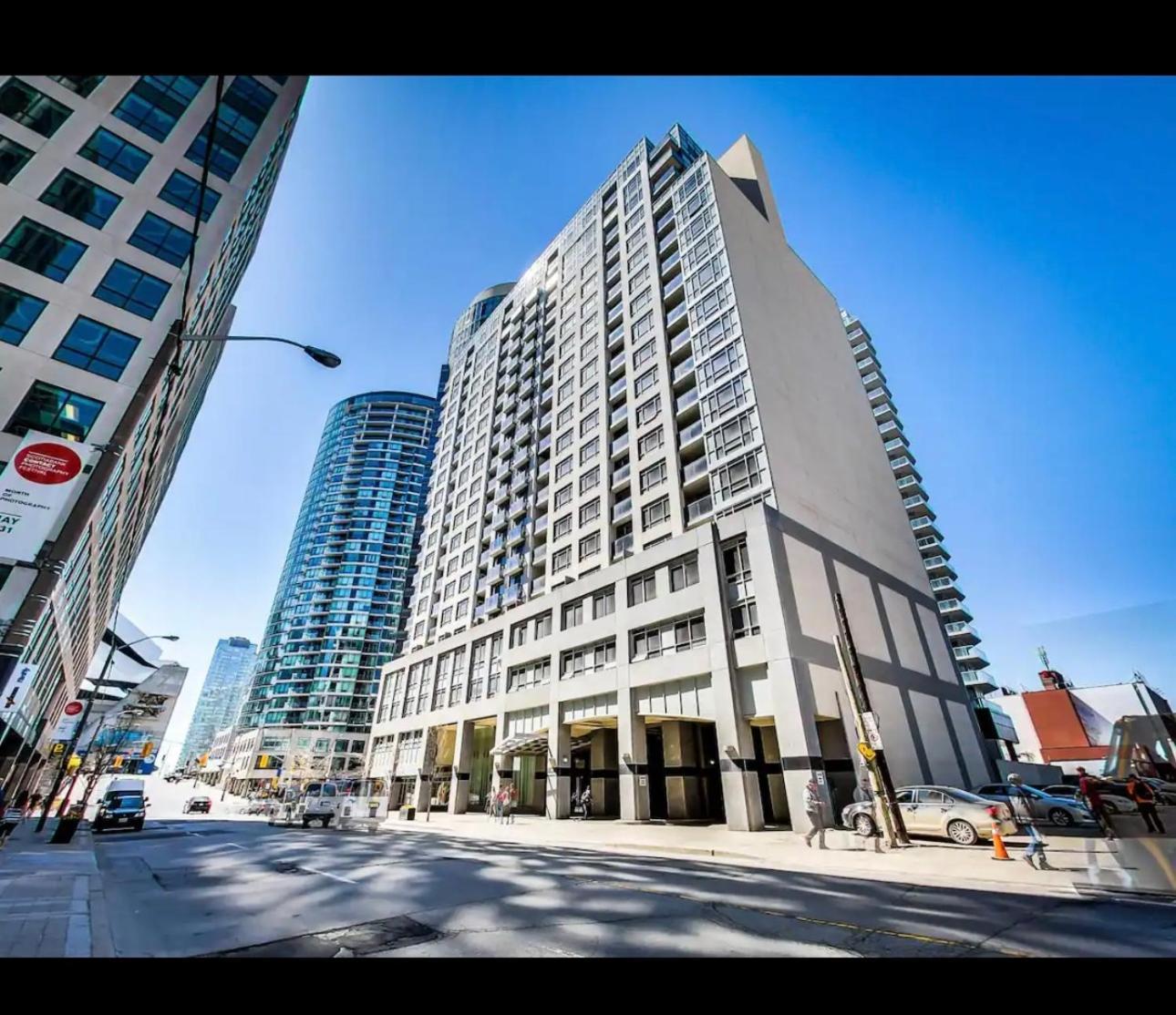 Apartment Core Downtown Toronto-3 Bedrooms-2 Bathrooms-Washrooms-Free Parking-Cn Tower-Ripleys Museum-Blue Jays Stadium In Front-Indoor Gym-Swimming Pool-Jacuzzi Sauna-Filter Drinking Water-Wifi