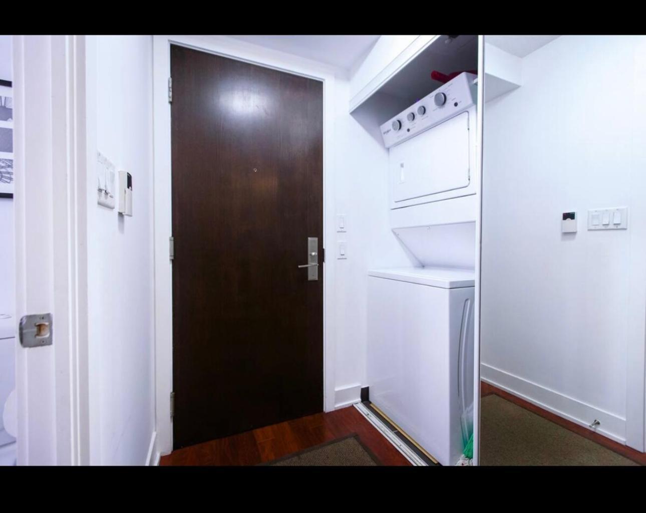 Core Downtown Toronto-3 Bedrooms-2 Bathrooms-Washrooms-Free Parking-Cn Tower-Ripleys Museum-Blue Jays Stadium In Front-Indoor Gym-Swimming Pool-Jacuzzi Sauna-Filter Drinking Water-Wifi Apartment *