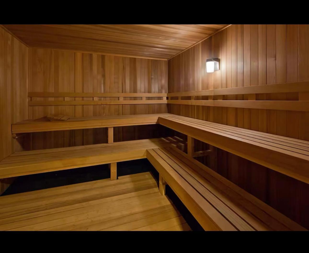 Apartment Core Downtown Toronto-3 Bedrooms-2 Bathrooms-Washrooms-Free Parking-Cn Tower-Ripleys Museum-Blue Jays Stadium In Front-Indoor Gym-Swimming Pool-Jacuzzi Sauna-Filter Drinking Water-Wifi