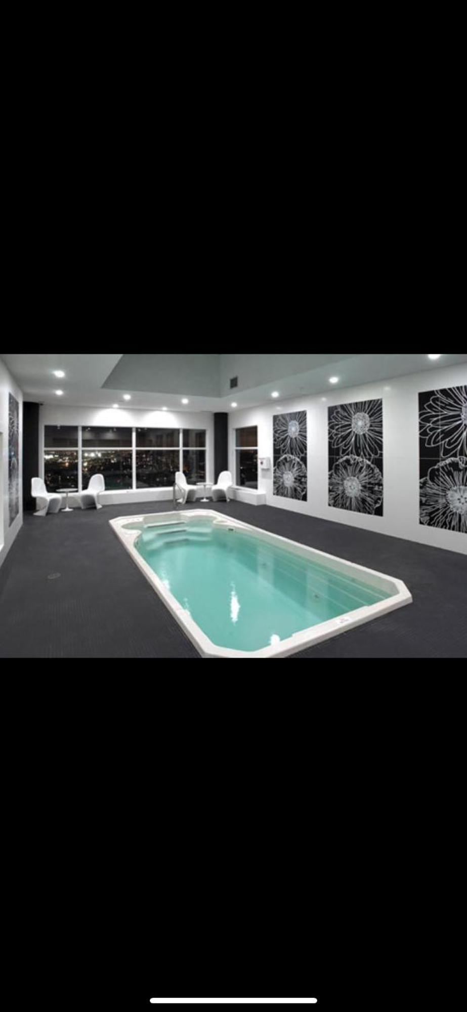 Core Downtown Toronto-3 Bedrooms-2 Bathrooms-Washrooms-Free Parking-Cn Tower-Ripleys Museum-Blue Jays Stadium In Front-Indoor Gym-Swimming Pool-Jacuzzi Sauna-Filter Drinking Water-Wifi Apartment *