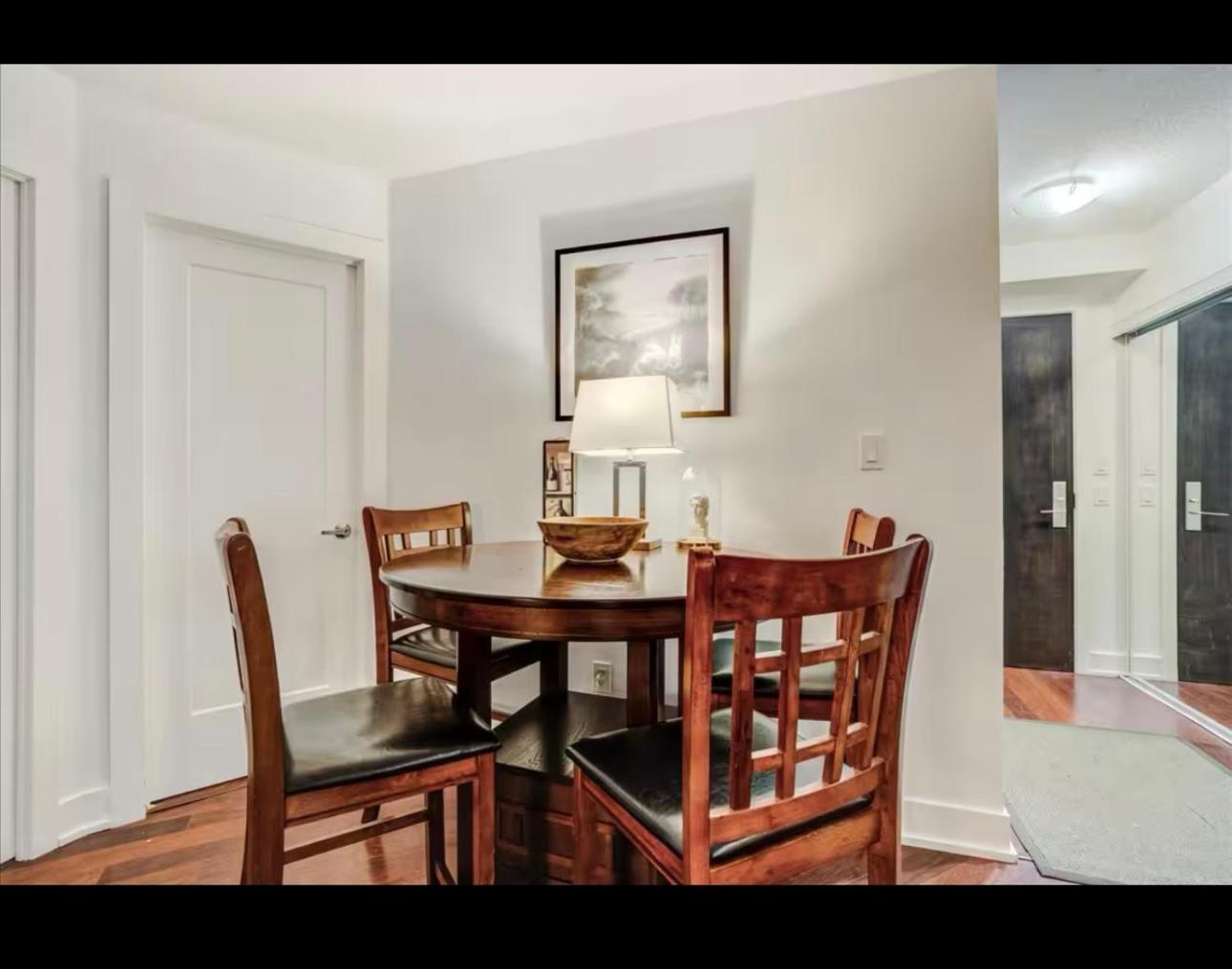 Core Downtown Toronto-3 Bedrooms-2 Bathrooms-Washrooms-Free Parking-Cn Tower-Ripleys Museum-Blue Jays Stadium In Front-Indoor Gym-Swimming Pool-Jacuzzi Sauna-Filter Drinking Water-Wifi Apartment Toronto
