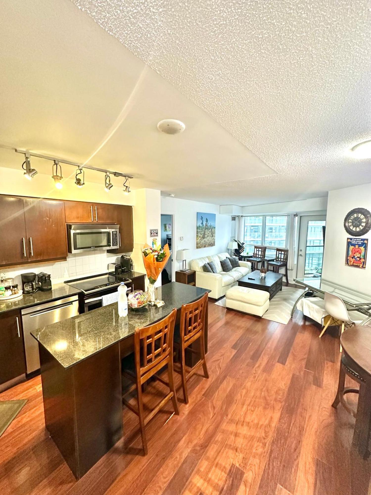 Apartment Core Downtown Toronto-3 Bedrooms-2 Bathrooms-Washrooms-Free Parking-Cn Tower-Ripleys Museum-Blue Jays Stadium In Front-Indoor Gym-Swimming Pool-Jacuzzi Sauna-Filter Drinking Water-Wifi *
