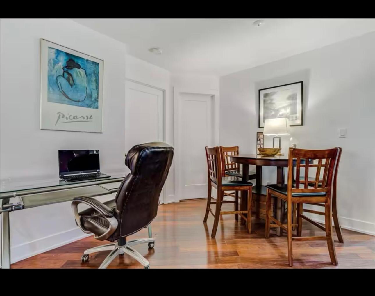 Core Downtown Toronto-3 Bedrooms-2 Bathrooms-Washrooms-Free Parking-Cn Tower-Ripleys Museum-Blue Jays Stadium In Front-Indoor Gym-Swimming Pool-Jacuzzi Sauna-Filter Drinking Water-Wifi Apartment Toronto