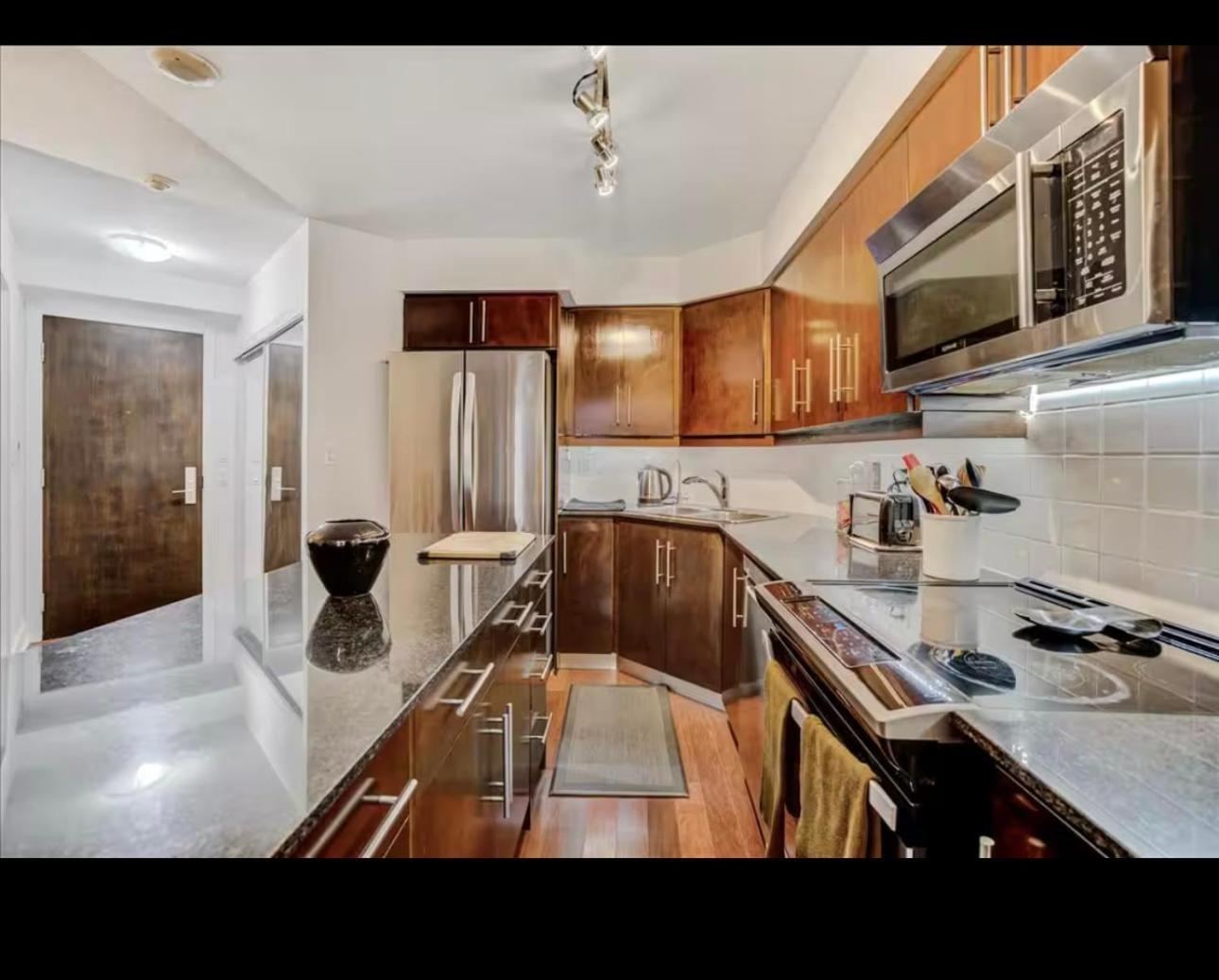 Apartment Core Downtown Toronto-3 Bedrooms-2 Bathrooms-Washrooms-Free Parking-Cn Tower-Ripleys Museum-Blue Jays Stadium In Front-Indoor Gym-Swimming Pool-Jacuzzi Sauna-Filter Drinking Water-Wifi Toronto