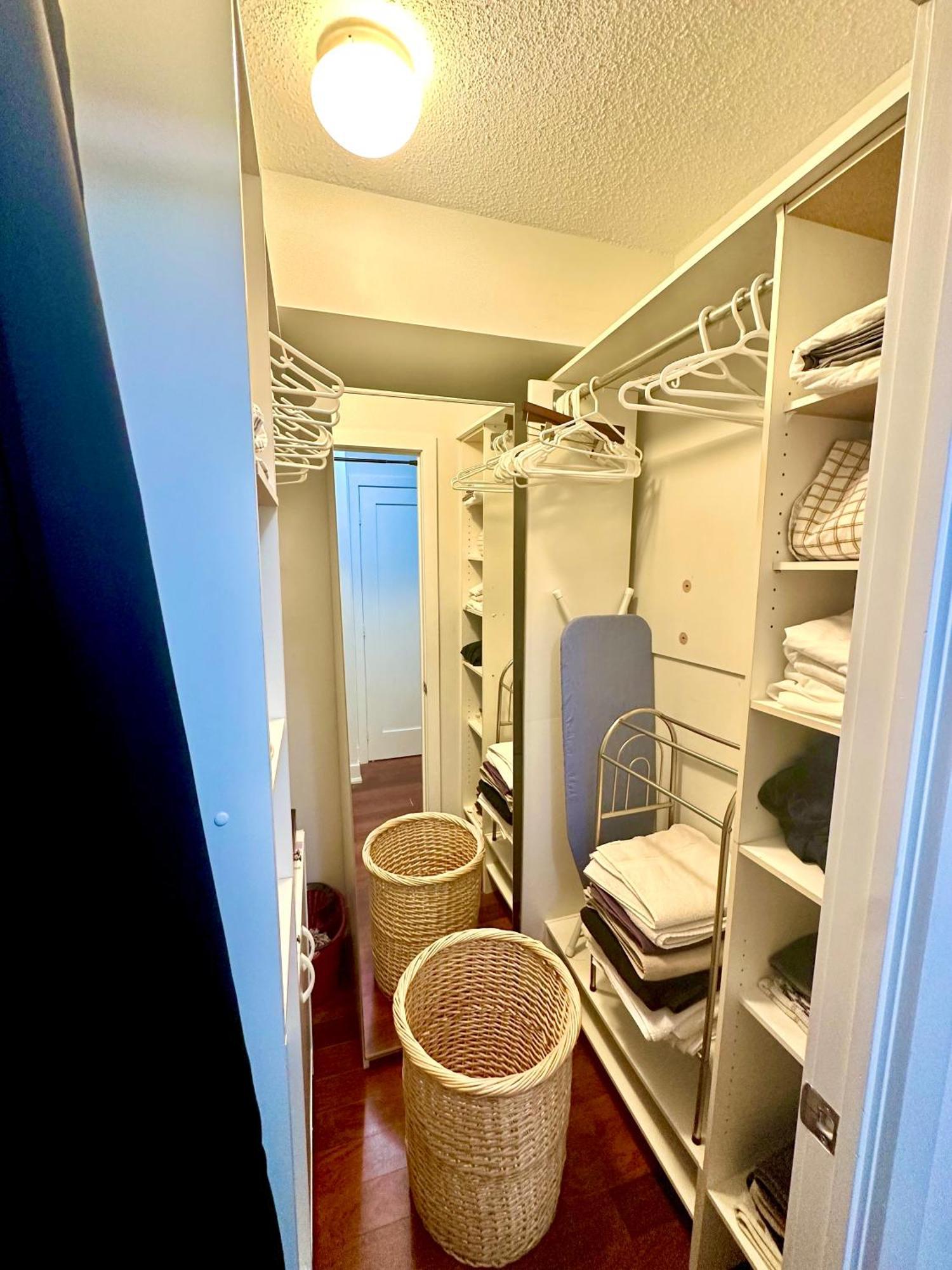 Core Downtown Toronto-3 Bedrooms-2 Bathrooms-Washrooms-Free Parking-Cn Tower-Ripleys Museum-Blue Jays Stadium In Front-Indoor Gym-Swimming Pool-Jacuzzi Sauna-Filter Drinking Water-Wifi Apartment