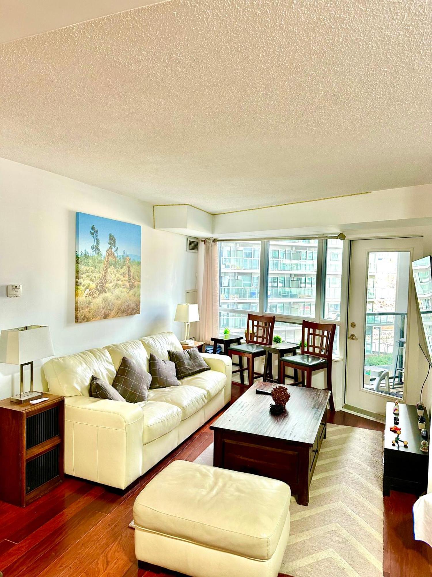 Core Downtown Toronto-3 Bedrooms-2 Bathrooms-Washrooms-Free Parking-Cn Tower-Ripleys Museum-Blue Jays Stadium In Front-Indoor Gym-Swimming Pool-Jacuzzi Sauna-Filter Drinking Water-Wifi Apartment *