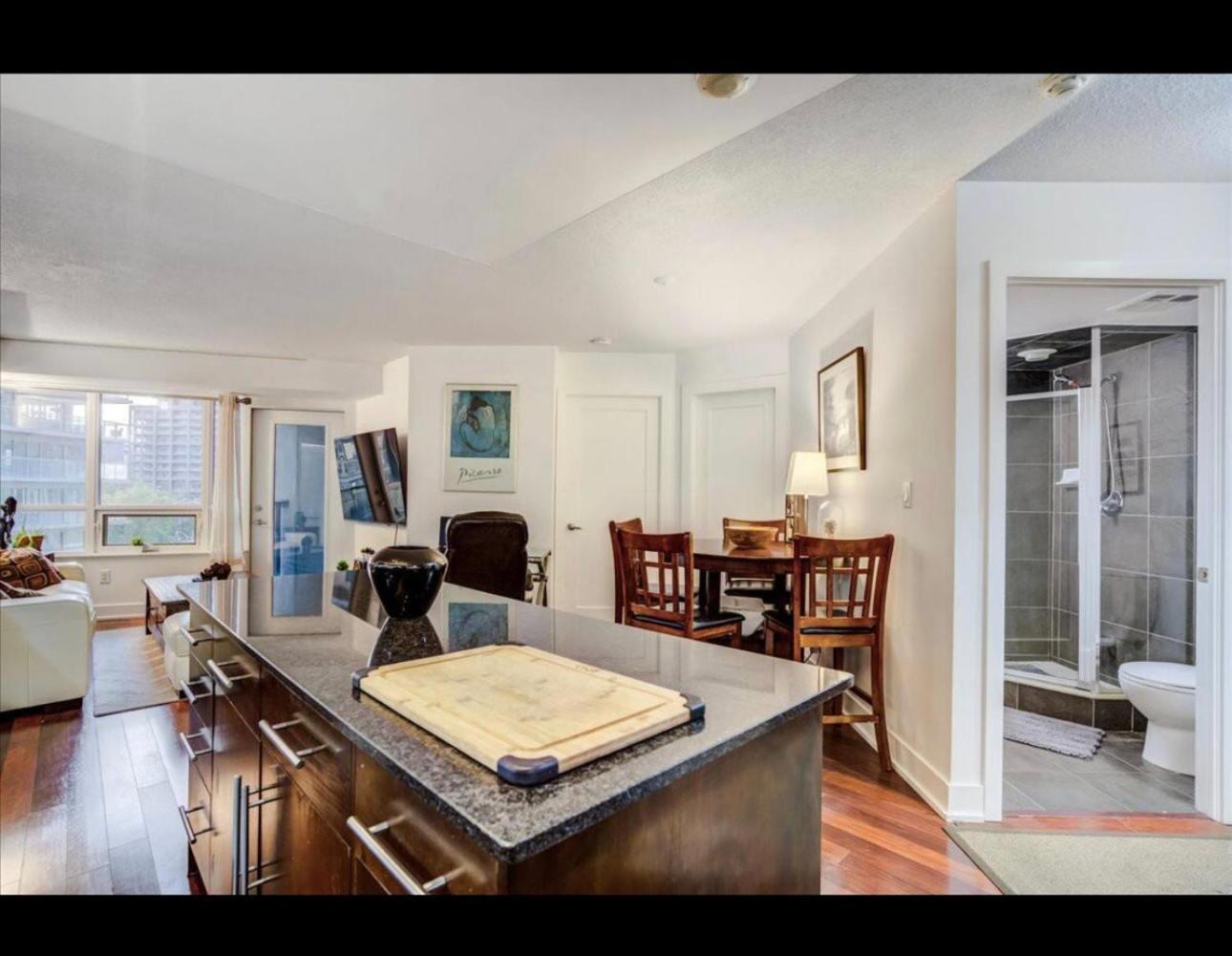 Core Downtown Toronto-3 Bedrooms-2 Bathrooms-Washrooms-Free Parking-Cn Tower-Ripleys Museum-Blue Jays Stadium In Front-Indoor Gym-Swimming Pool-Jacuzzi Sauna-Filter Drinking Water-Wifi Apartment Toronto