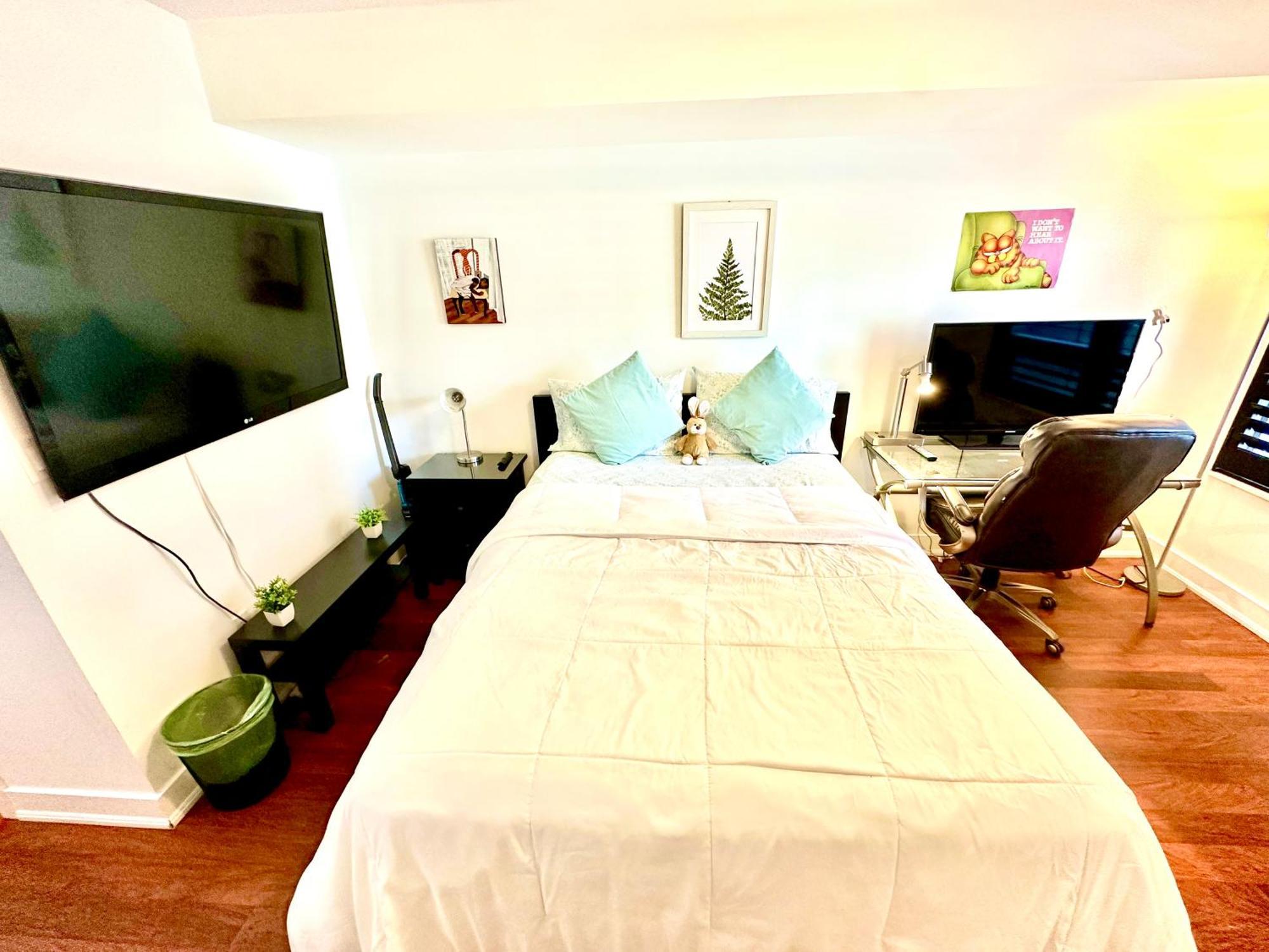 Core Downtown Toronto-3 Bedrooms-2 Bathrooms-Washrooms-Free Parking-Cn Tower-Ripleys Museum-Blue Jays Stadium In Front-Indoor Gym-Swimming Pool-Jacuzzi Sauna-Filter Drinking Water-Wifi * Toronto